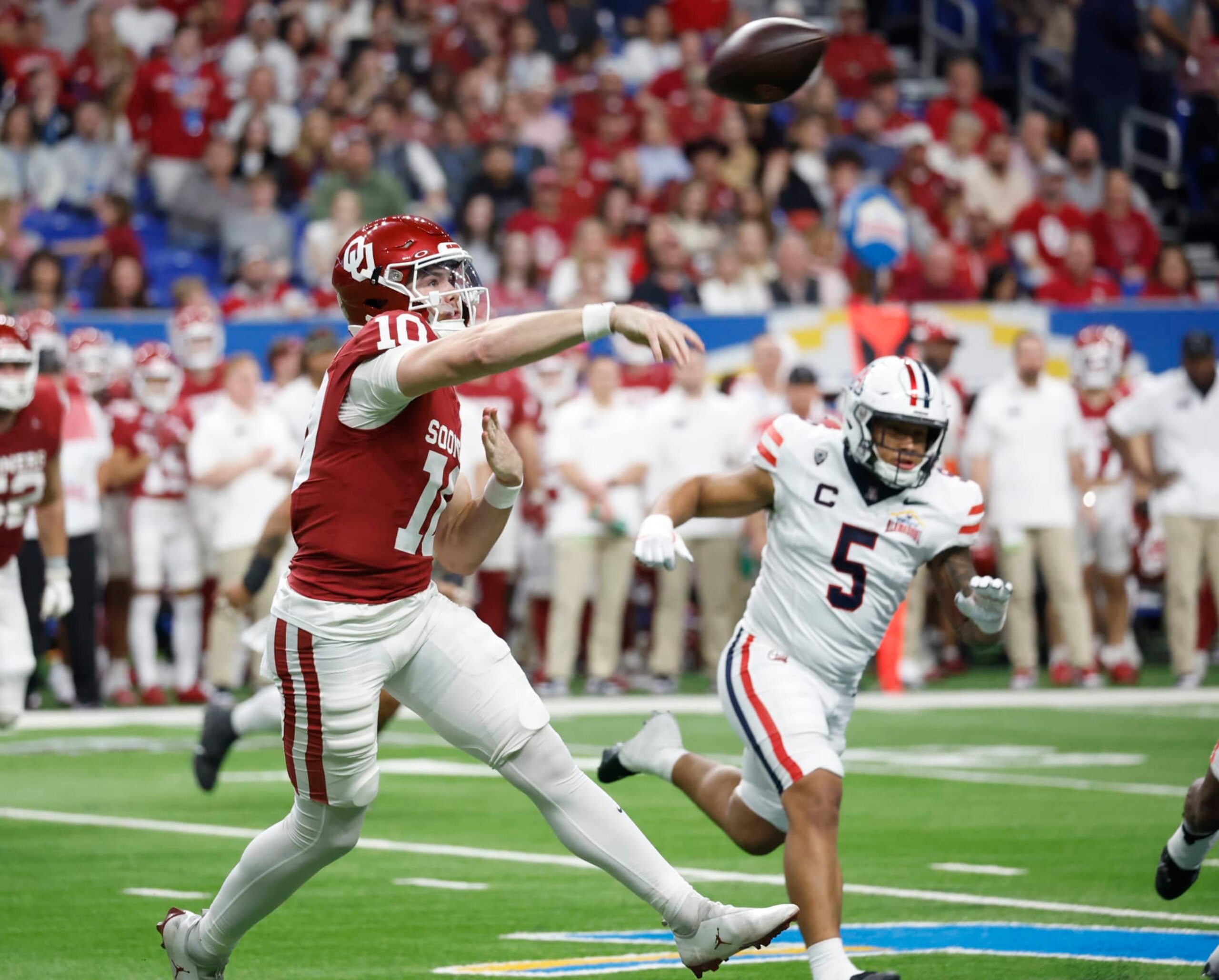 SAN ANTONIO, TX - DECEMBER 28: Arnold Jackson #10 of the Oklahoma Sooners throws a pass against the Arizona Wildcats in the first half at the Valero Alamo Bowl at the Alamodome on December 28, 2023 in San Antonio, Texas. (Photo by Ronald Cortes/Getty Images) SAN ANTONIO, TX - DECEMBER 28: Arnold Jackson #10 of the Oklahoma Sooners throws a pass against the Arizona Wildcats in the first half at the Valero Alamo Bowl at the Alamodome on December 28, 2023 in San Antonio, Texas. (Photo by Ronald Cortes/Getty Images)