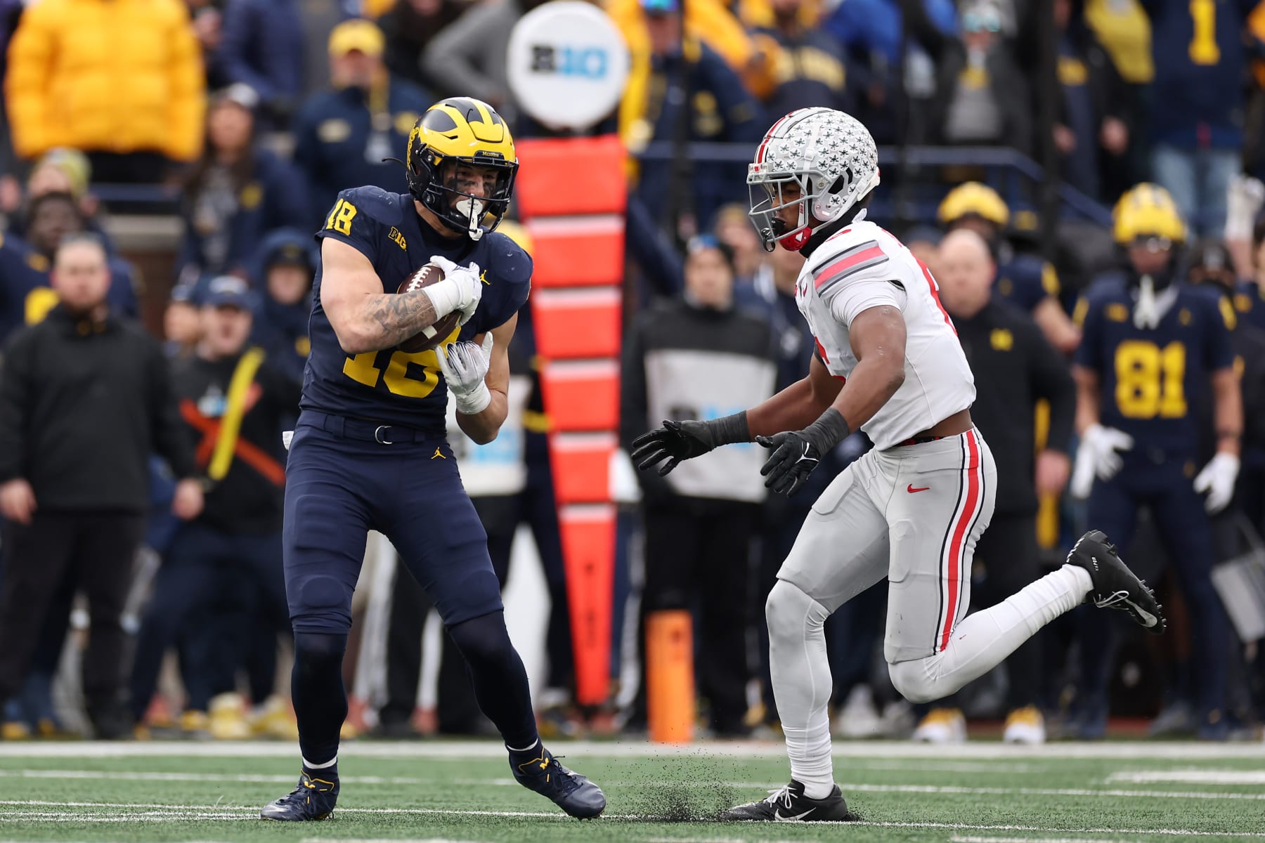 ANN ARBOR, MICHIGAN - NOVEMBER 25: Colston Loveland #18 of the Michigan Wolverines makes a catch against the Ohio State Buckeyes during the fourth quarter in the game at Michigan Stadium on November 25, 2023 in Ann Arbor, Michigan. (Photo by Ezra Shaw/Getty Images)