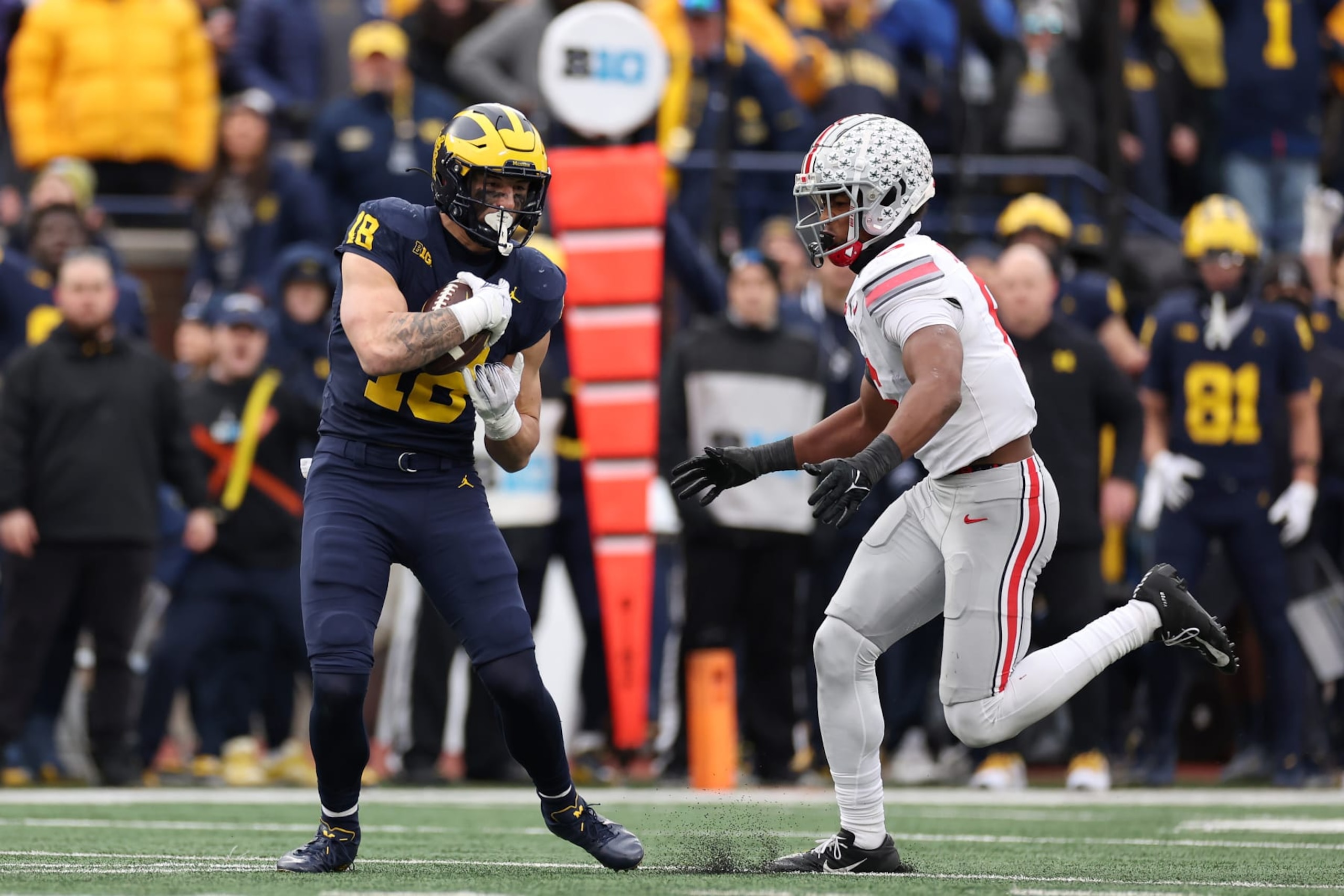 ANN ARBOR, MICHIGAN - NOVEMBER 25: Colston Loveland #18 of the Michigan Wolverines makes a catch against the Ohio State Buckeyes during the fourth quarter in the game at Michigan Stadium on November 25, 2023 in Ann Arbor, Michigan. (Photo by Ezra Shaw/Getty Images)