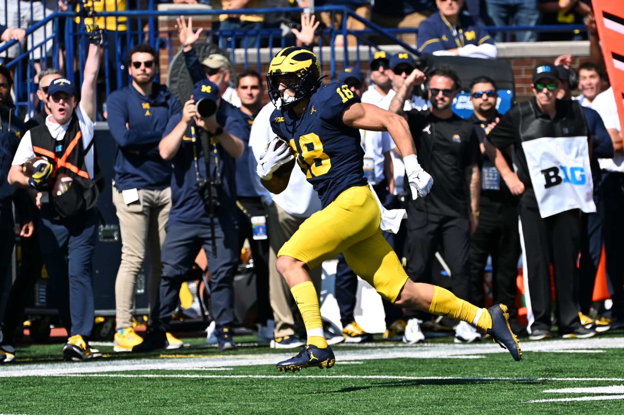 ANN ARBOR, MI - SEPTEMBER 23: Michigan Wolverines tight end Colston Loveland (18) runs down the sidelines during the game between the University of Michigan Wolverines versus the Rutgers Scarlet Knights on Saturday September 23, 2023 at Michigan Stadium, Ann Arbor, MI. (Photo by Steven King/Icon Sportswire via Getty Images)