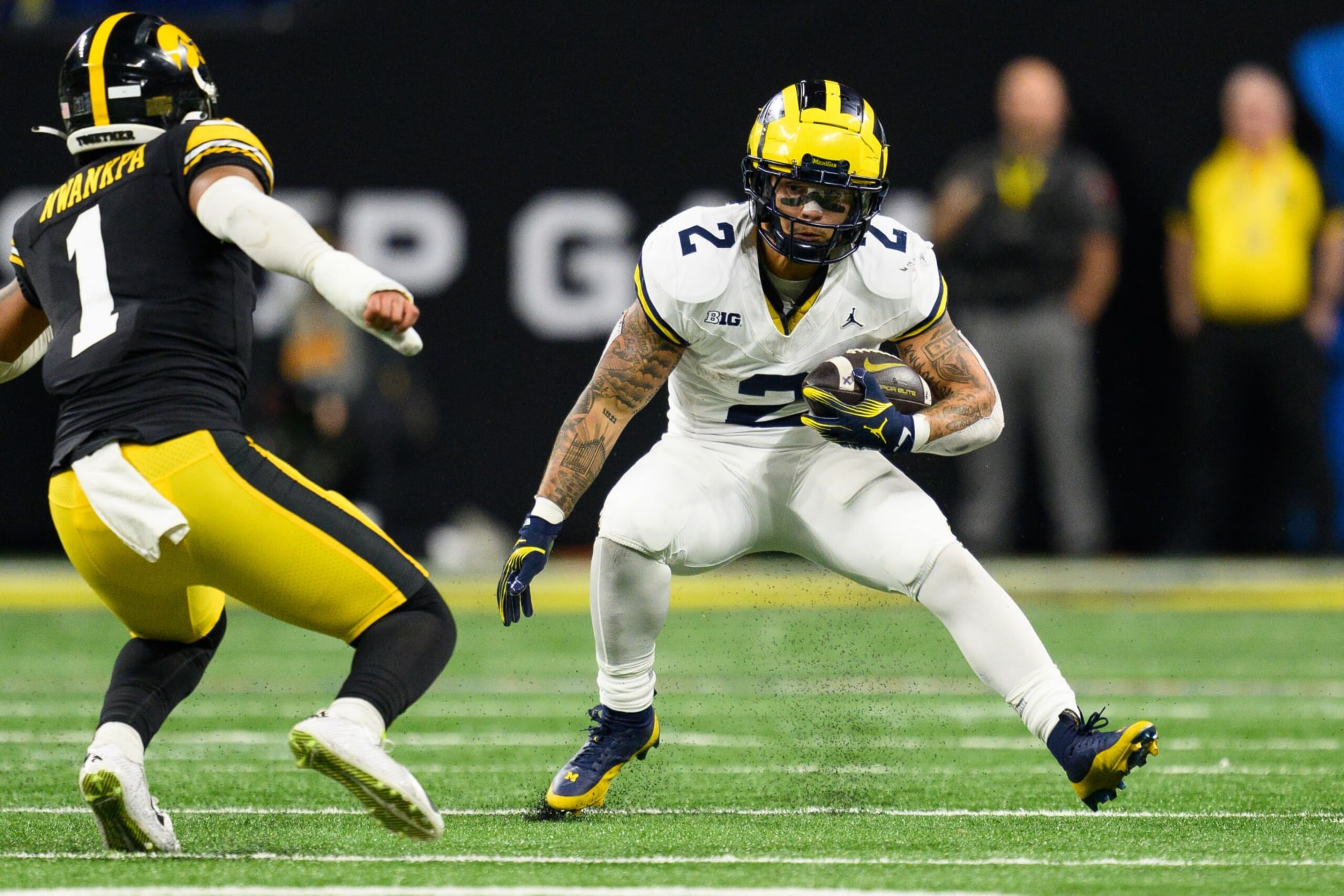 INDIANAPOLIS, IN - DECEMBER 02: Michigan Wolverines running back Blake Corum (2) runs to the outside during the Big 10 Championship game between the Michigan Wolverines and Iowa Hawkeyes on December 2, 2023, at Lucas Oil Stadium in Indianapolis, IN. (Photo by Zach Bolinger/Icon Sportswire via Getty Images) INDIANAPOLIS, IN - DECEMBER 02: Michigan Wolverines running back Blake Corum (2) runs to the outside during the Big 10 Championship game between the Michigan Wolverines and Iowa Hawkeyes on December 2, 2023, at Lucas Oil Stadium in Indianapolis, IN. (Photo by Zach Bolinger/Icon Sportswire via Getty Images)
