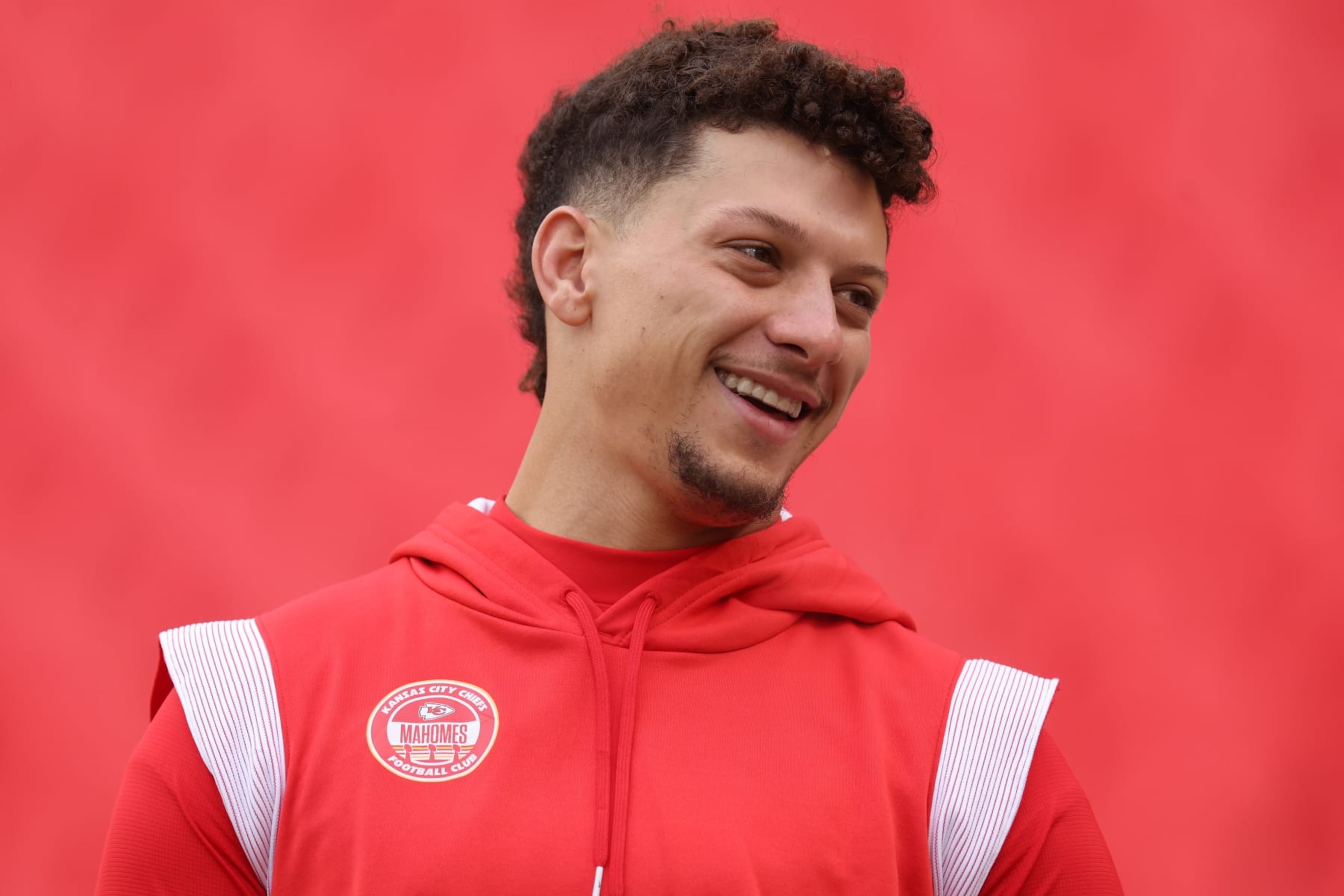 KANSAS CITY, MISSOURI - DECEMBER 31: Patrick Mahomes #15 of the Kansas City Chiefs warms up before the game against the Cincinnati Bengals at GEHA Field at Arrowhead Stadium on December 31, 2023 in Kansas City, Missouri. (Photo by Jamie Squire/Getty Images)