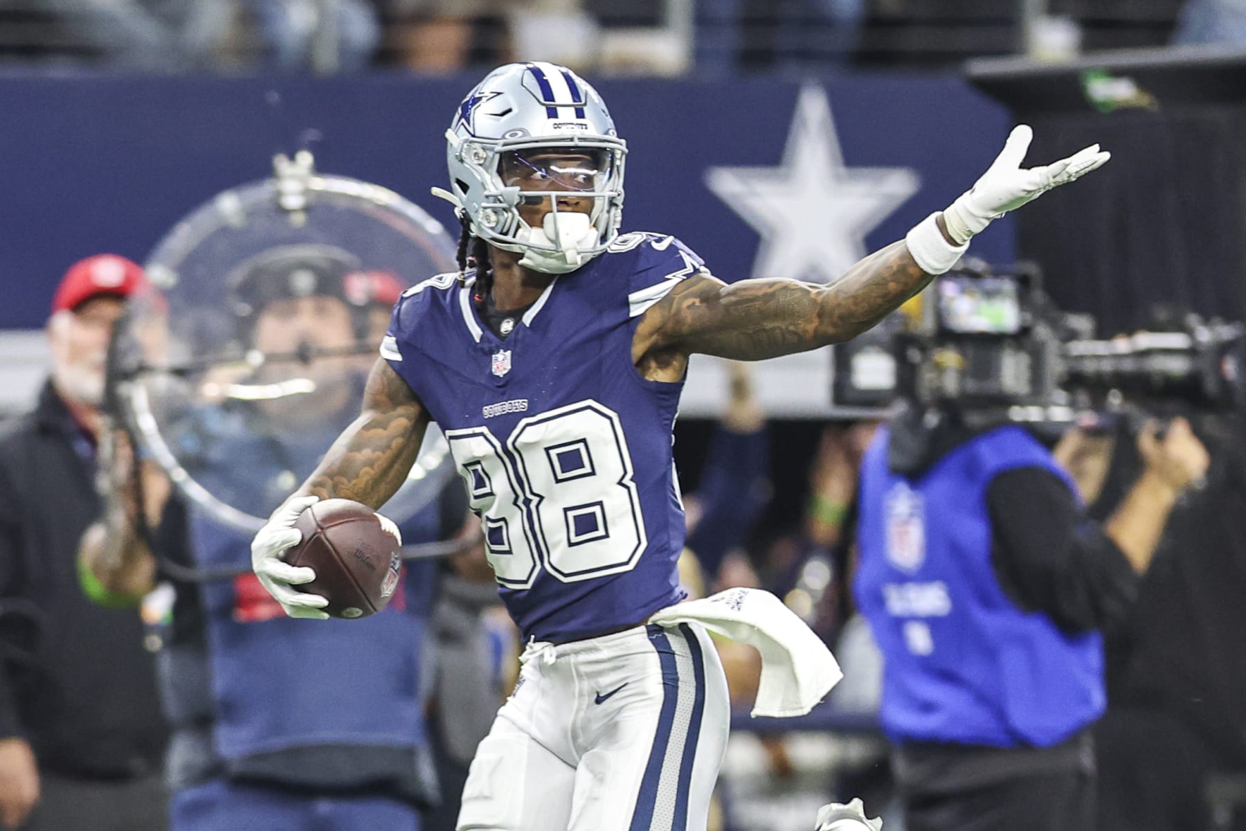 ARLINGTON, TX - DECEMBER 30: Dallas Cowboys wide receiver CeeDee Lamb (88) catches a pass for a touchdown during the game between the Dallas Cowboys and the Detroit Lions on December 30, 2023 at AT&T Stadium in Arlington, Texas. (Photo by Matthew Pearce/Icon Sportswire via Getty Images)