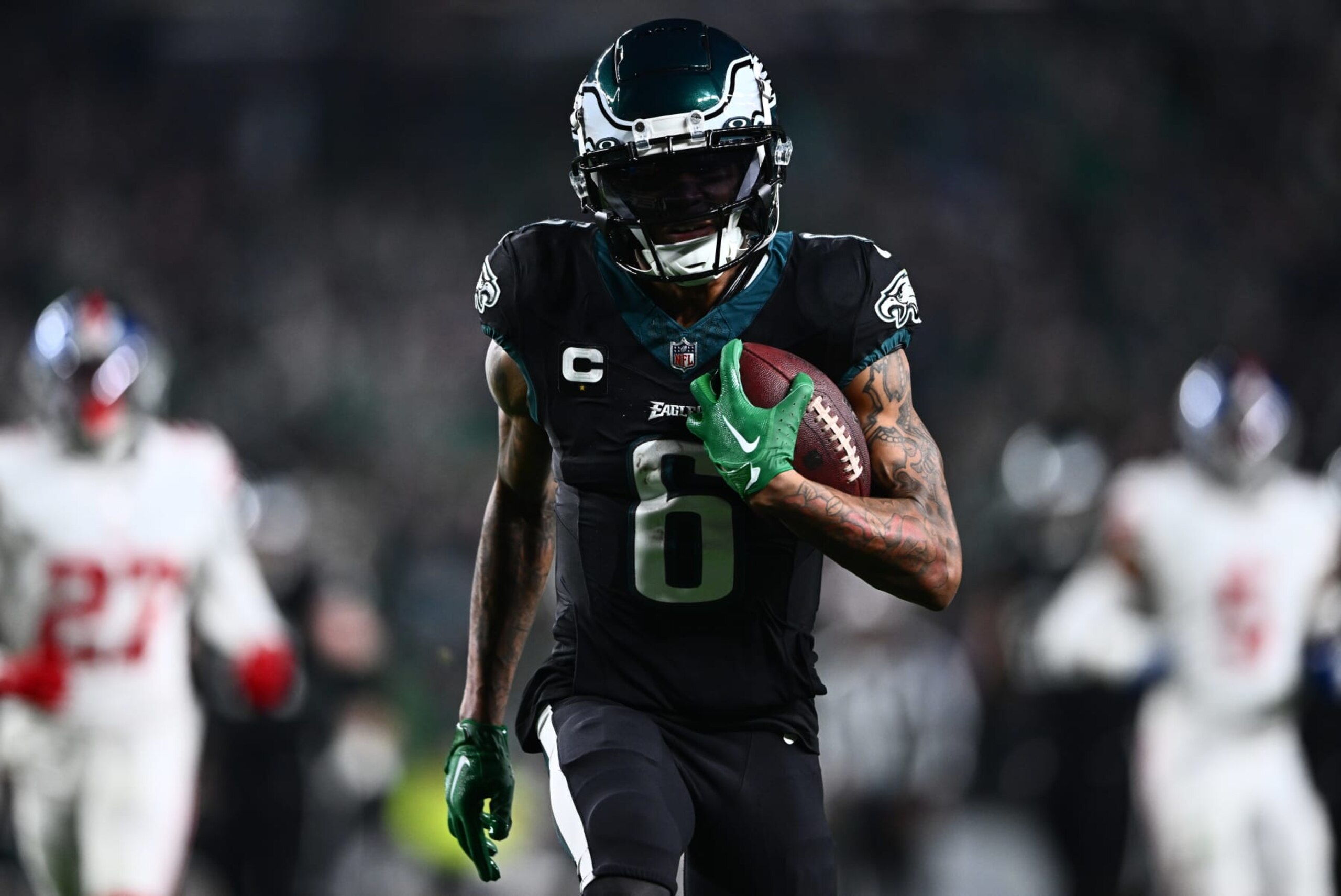 PHILADELPHIA, PA - DECEMBER 25: Philadelphia Eagles Wide Receiver DeVonta Smith (6) carries the ball on a touchdown reception in the first half during the game between the New York Giants and Philadelphia Eagles on December 25, 2023 at Lincoln Financial Field in Philadelphia, PA. (Photo by Kyle Ross/Icon Sportswire via Getty Images)