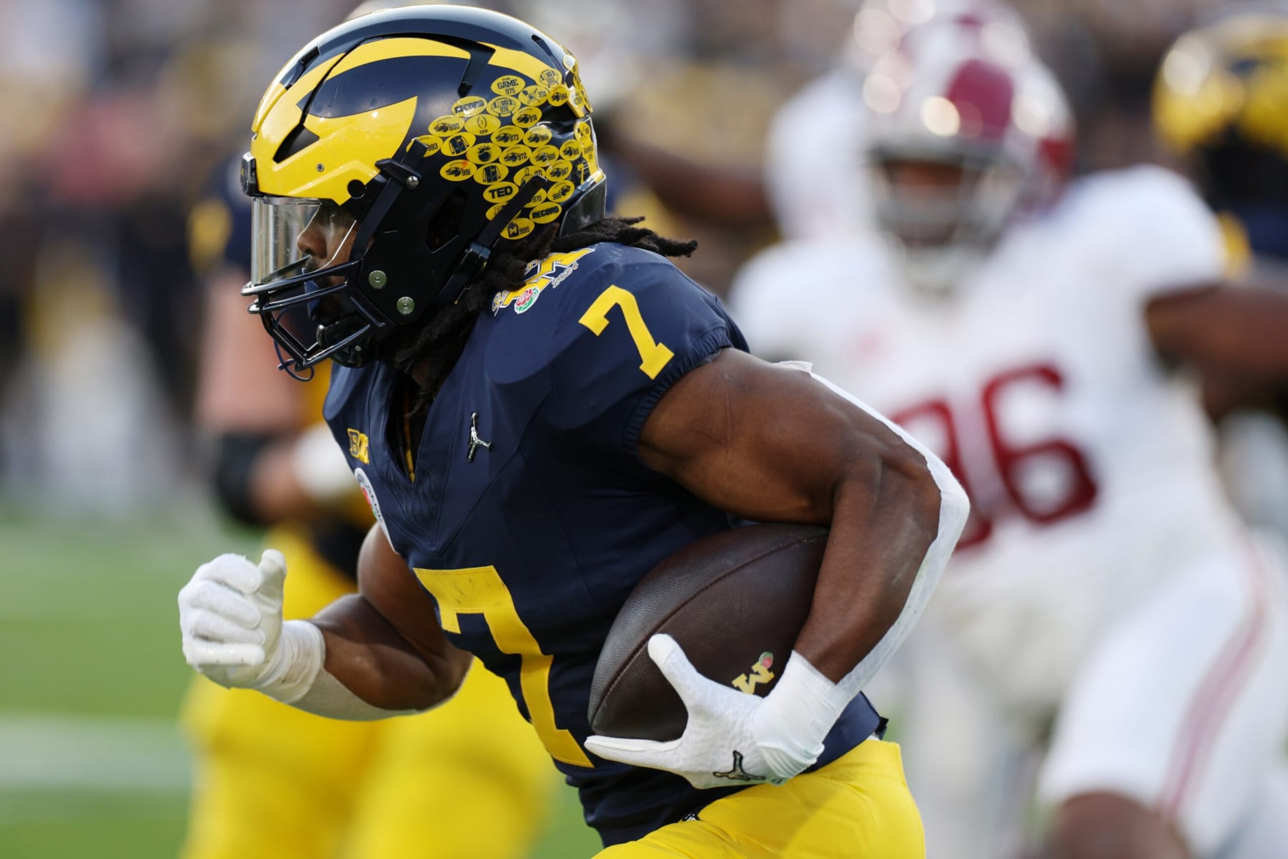 PASADENA, CALIFORNIA - JANUARY 01: Donovan Edwards #7 of the Michigan Wolverines runs with the ball in the third quarter against the Alabama Crimson Tide during the CFP Semifinal Rose Bowl Game at Rose Bowl Stadium on January 01, 2024 in Pasadena, California. (Photo by Harry How/Getty Images)