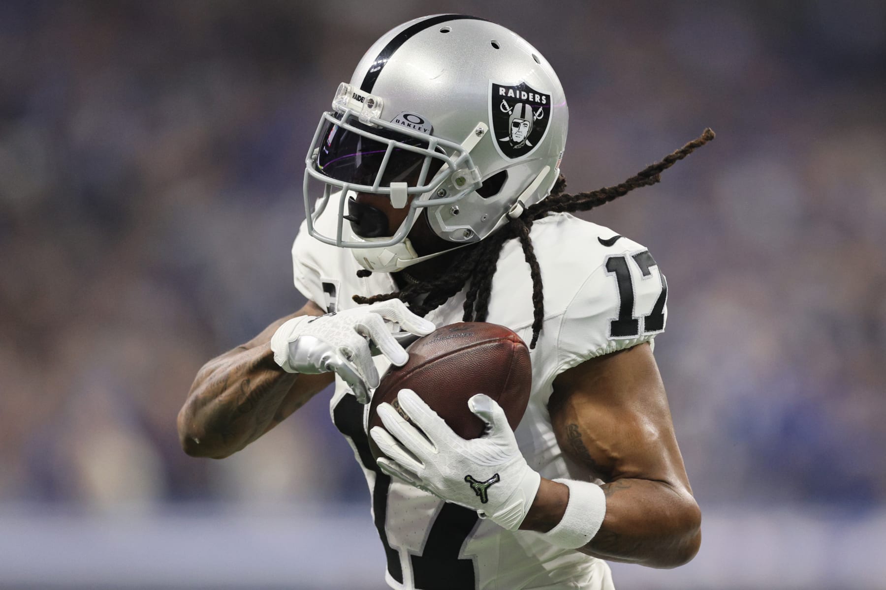 INDIANAPOLIS, INDIANA - DECEMBER 31: Davante Adams #17 of the Las Vegas Raiders catches a pass during the first quarter against the Indianapolis Colts at Lucas Oil Stadium on December 31, 2023 in Indianapolis, Indiana. (Photo by Andy Lyons/Getty Images)