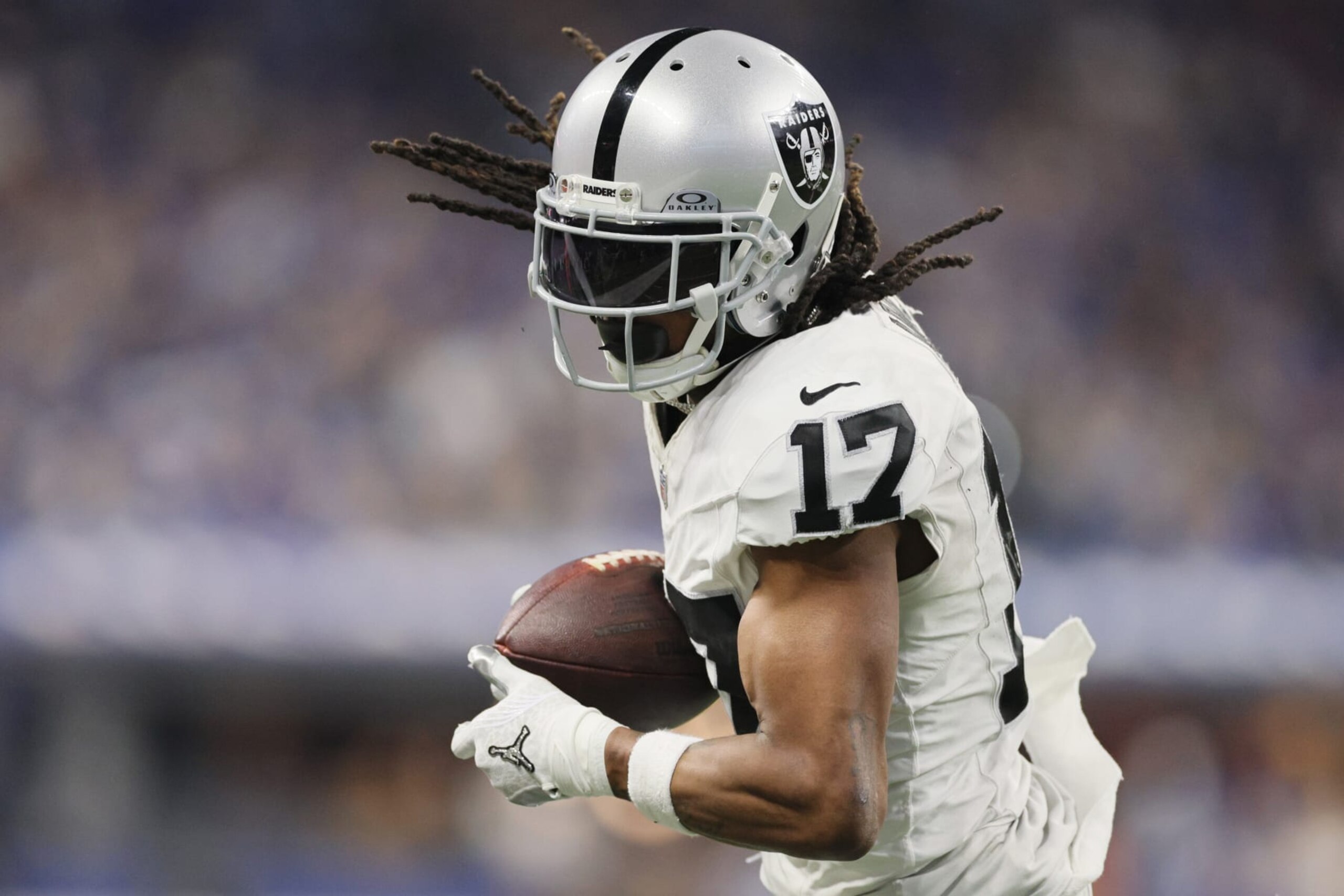 INDIANAPOLIS, INDIANA - DECEMBER 31: Davante Adams #17 of the Las Vegas Raiders catches a pass during the third quarter against the Indianapolis Colts at Lucas Oil Stadium on December 31, 2023 in Indianapolis, Indiana. (Photo by Andy Lyons/Getty Images)