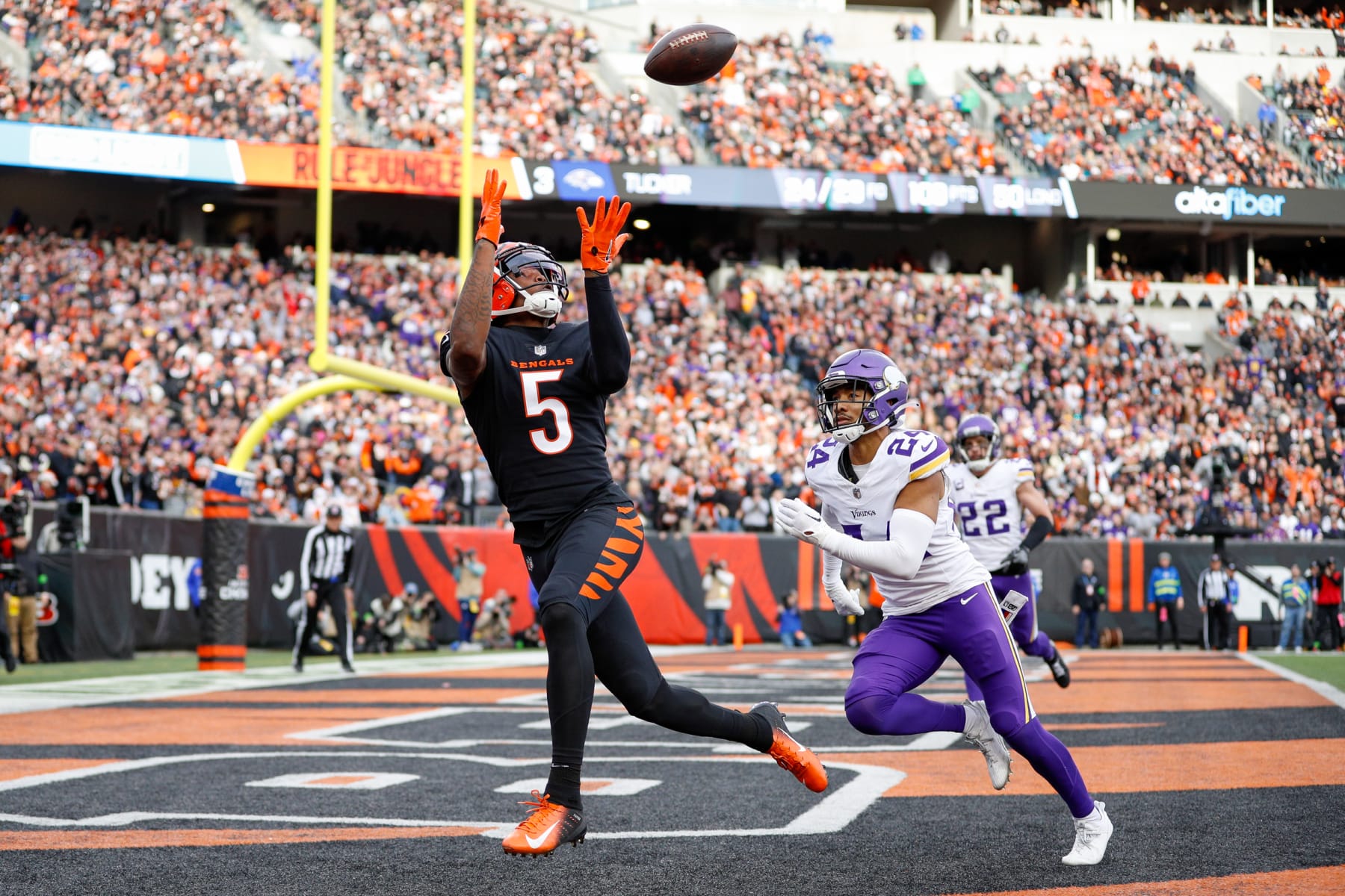 CINCINNATI, OH - DECEMBER 16: Cincinnati Bengals wide receiver Tee Higgins (5) catches a touchdown during the game against the Minnesota Vikings and the Cincinnati Bengals on December 16, 2023, at Paycor Stadium in Cincinnati, OH. (Photo by Ian Johnson/Icon Sportswire via Getty Images)