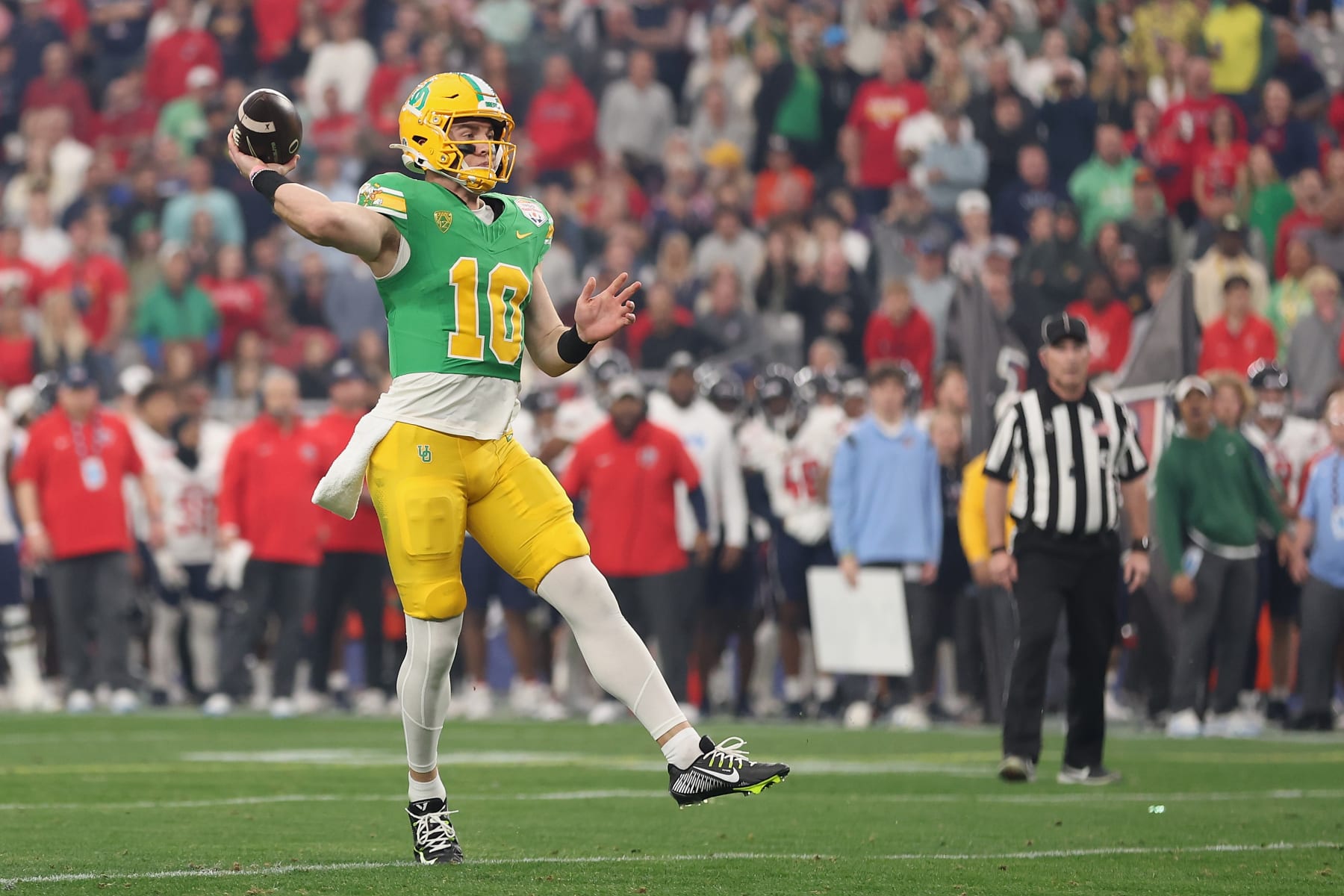 GLENDALE, ARIZONA - JANUARY 01: Quarterback Bo Nix #10 of the Oregon Ducks throws a pass during the first half of the Fiesta Bowl against the Liberty Flames at State Farm Stadium on January 01, 2024 in Glendale, Arizona. (Photo by Christian Petersen/Getty Images)