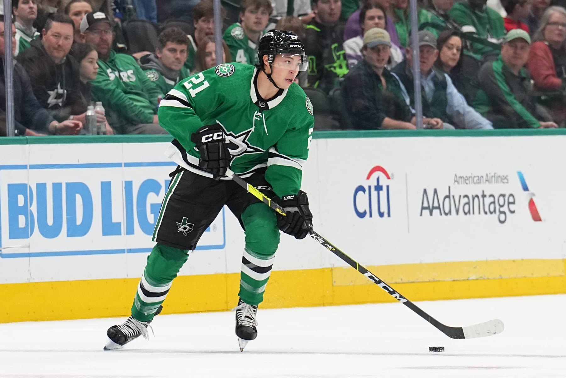 DALLAS, TX - DECEMBER 21: Jason Robertson #21 of the Dallas Stars handles the puck against the Vancouver Canucks at the American Airlines Center on December 21, 2023 in Dallas, Texas. (Photo by Glenn James/NHLI via Getty Images)