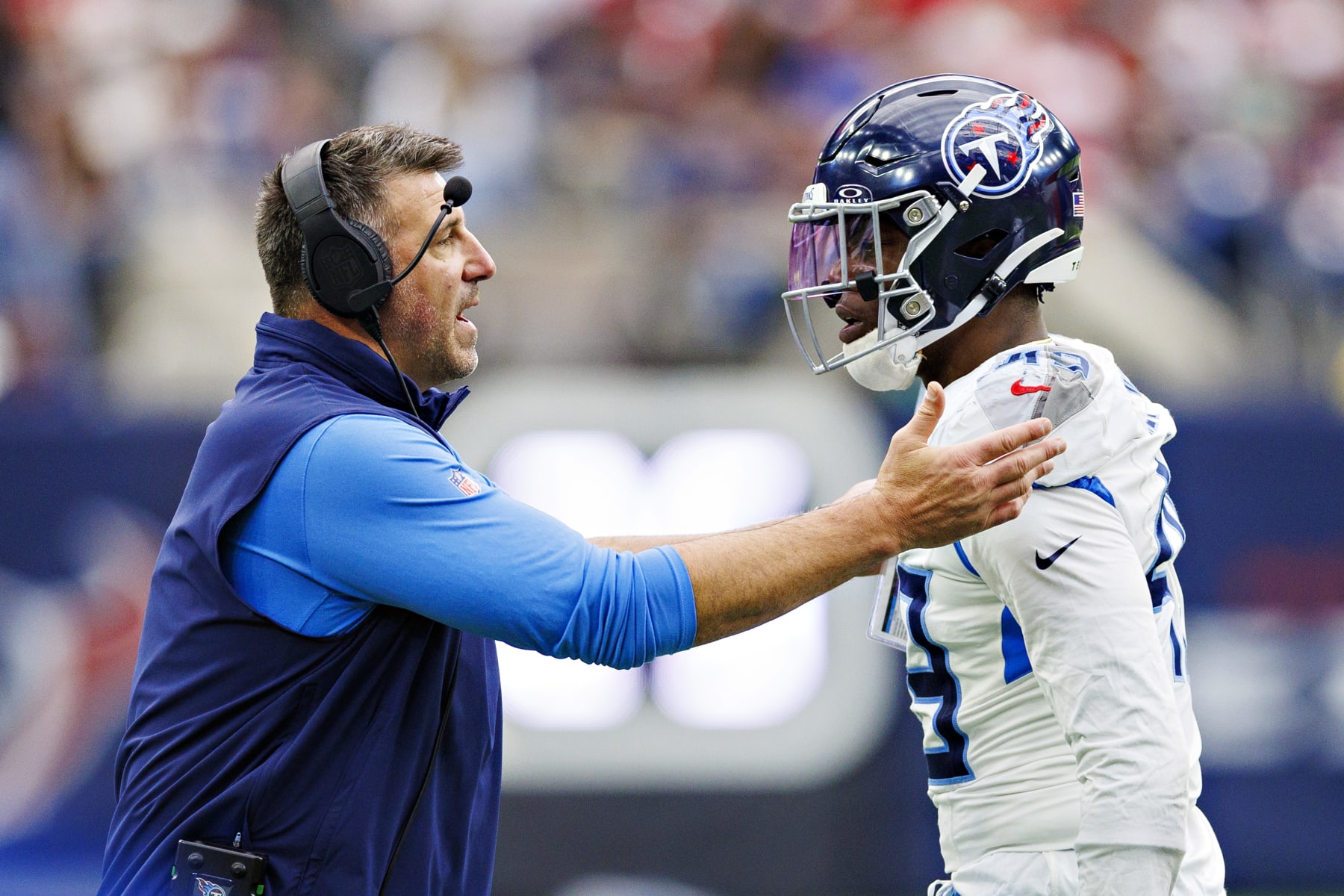 Head coach Mike Vrabel and outside linebacker Arden Key
