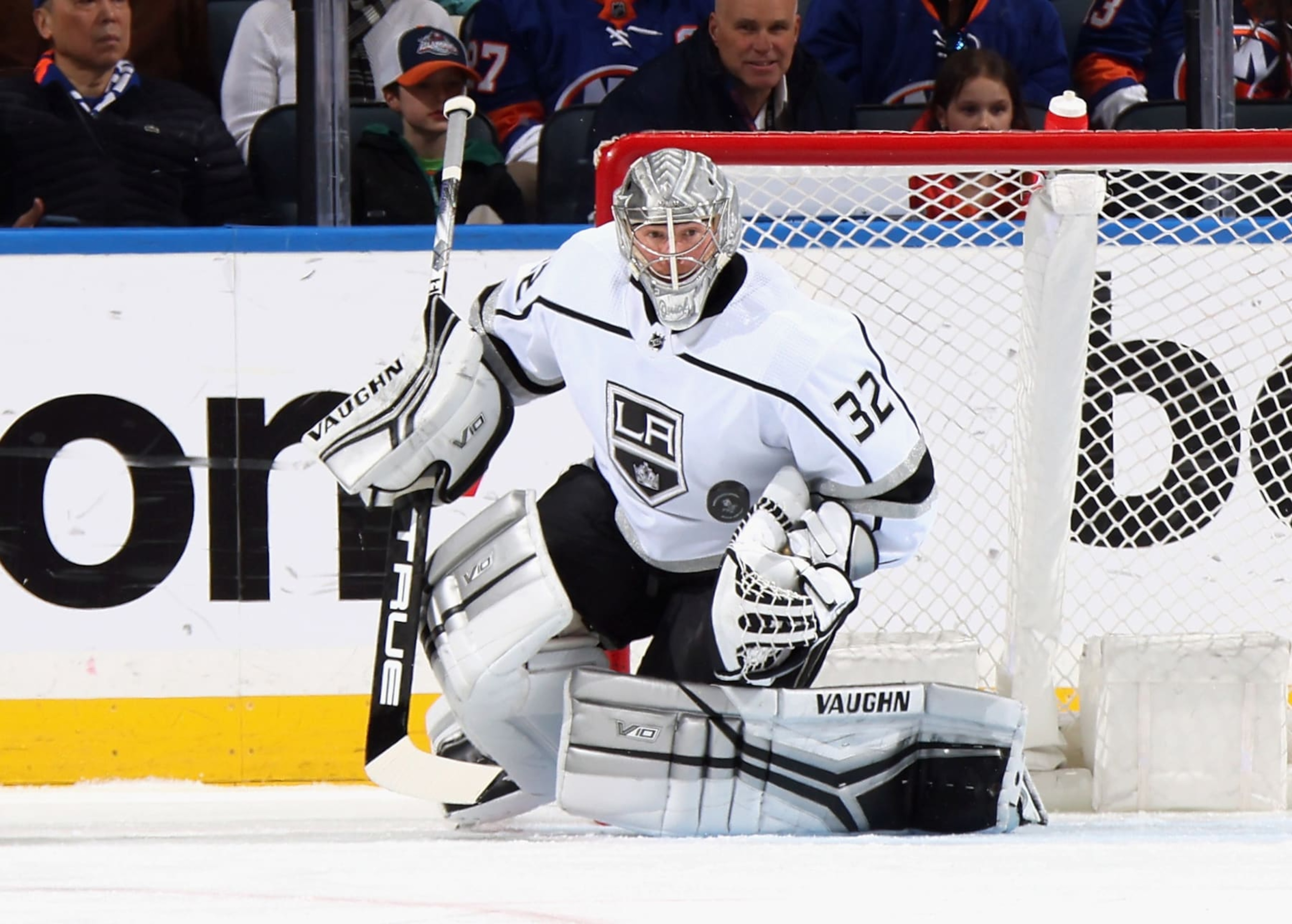 ELMONT, NEW YORK - FEBRUARY 24: Jonathan Quick #32 of the Los Angeles Kings tends net against the New York Islanders during the first period at the UBS Arena on February 24, 2023 in Elmont, New York. (Photo by Bruce Bennett/Getty Images)