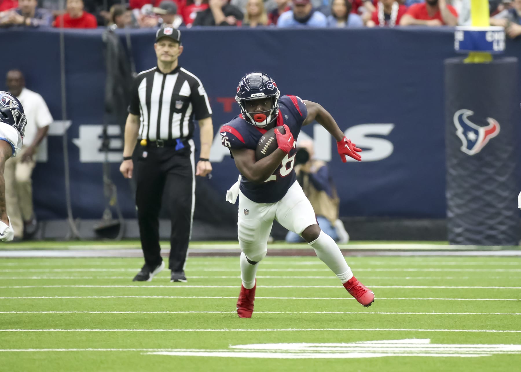 HOUSTON, TX - DECEMBER 31:  Houston Texans running back Devin Singletary (26) carries the ball in the second quarter during the NFL game between the Tennessee Titans and Houston Texans at NRG Stadium on December 31, 2023 in Houston, Texas.  (Photo by Leslie Plaza Johnson/Icon Sportswire via Getty Images)