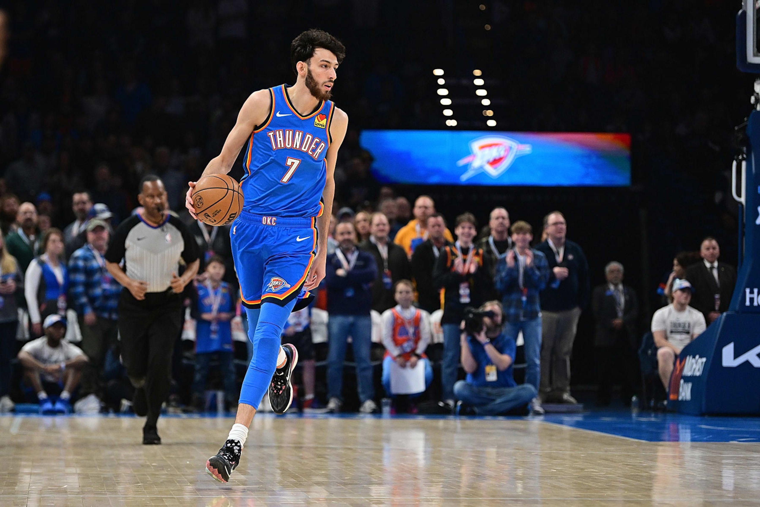 OKLAHOMA CITY, OKLAHOMA - DECEMBER 27: Chet Holmgren #7 of the Oklahoma City Thunder brings the ball down the floor during the first half against the New York Knicks at Paycom Center on December 27, 2023 in Oklahoma City, Oklahoma. NOTE TO USER: User expressly acknowledges and agrees that, by downloading and or using this Photograph, user is consenting to the terms and conditions of the Getty Images License Agreement. (Photo by Joshua Gateley/Getty Images)