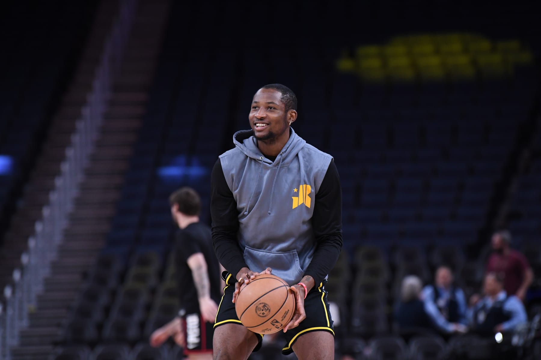SAN FRANCISCO, CA - JANUARY 5: Jonathan Kuminga #00 of the Golden State Warriors warms up before the game against the Detroit Pistons on January 5, 2024 at Chase Center in San Francisco, California. NOTE TO USER: User expressly acknowledges and agrees that, by downloading and or using this photograph, user is consenting to the terms and conditions of Getty Images License Agreement. Mandatory Copyright Notice: Copyright 2024 NBAE (Photo by Noah Graham/NBAE via Getty Images)