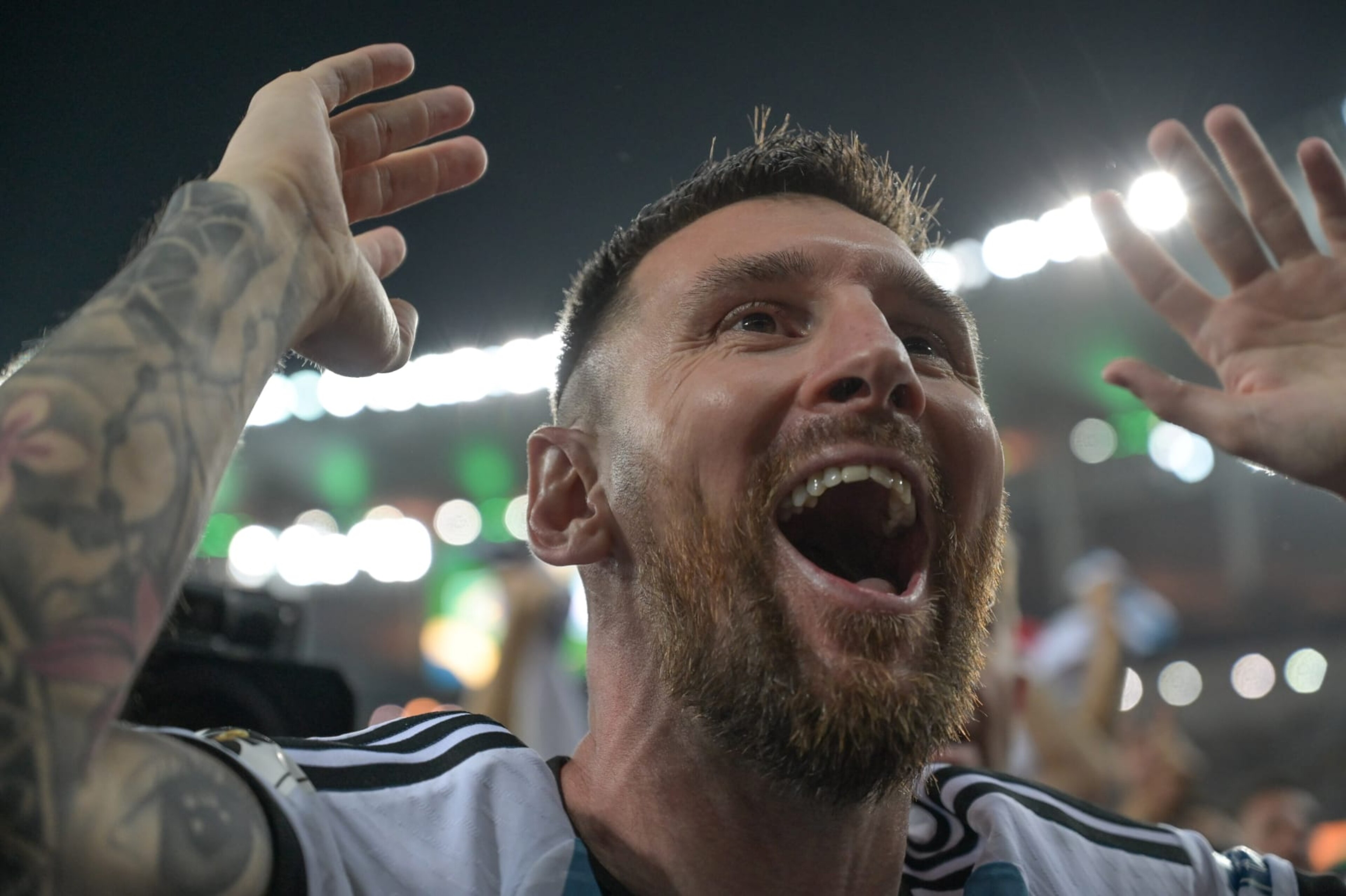 RIO DE JANEIRO, BRAZIL - NOVEMBER 21: Lionel Messi of Argentina celebrates with his teammates after winning the FIFA World Cup 2026 Qualifier match between Brazil and Argentina at Maracana Stadium on November 21, 2023 in Rio de Janeiro, Brazil. (Photo by Marcello Dias/Eurasia Sport Images/Getty Images) RIO DE JANEIRO, BRAZIL - NOVEMBER 21: Lionel Messi of Argentina celebrates with his teammates after winning the FIFA World Cup 2026 Qualifier match between Brazil and Argentina at Maracana Stadium on November 21, 2023 in Rio de Janeiro, Brazil. (Photo by Marcello Dias/Eurasia Sport Images/Getty Images)