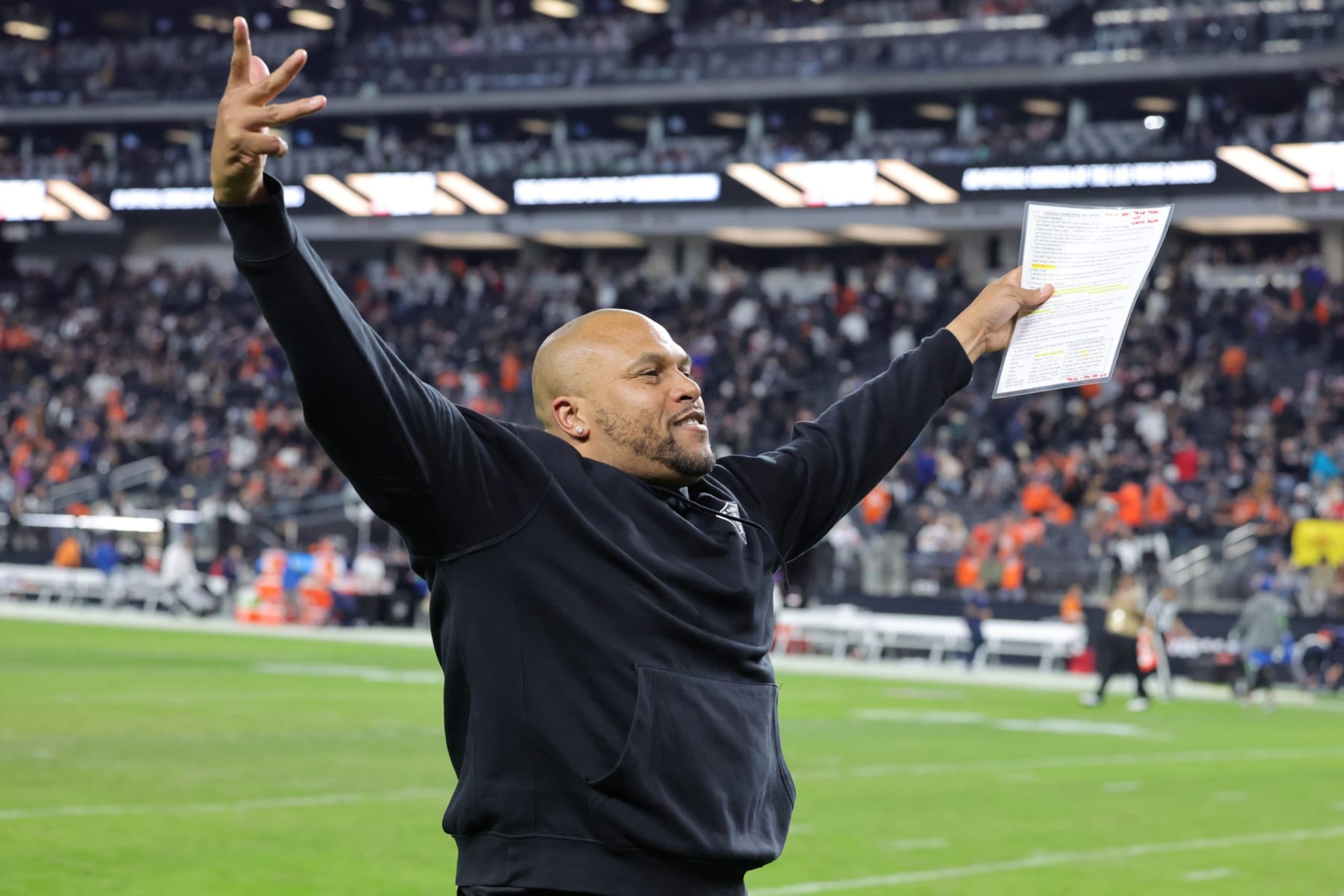Raiders interim coach Antonio Pierce