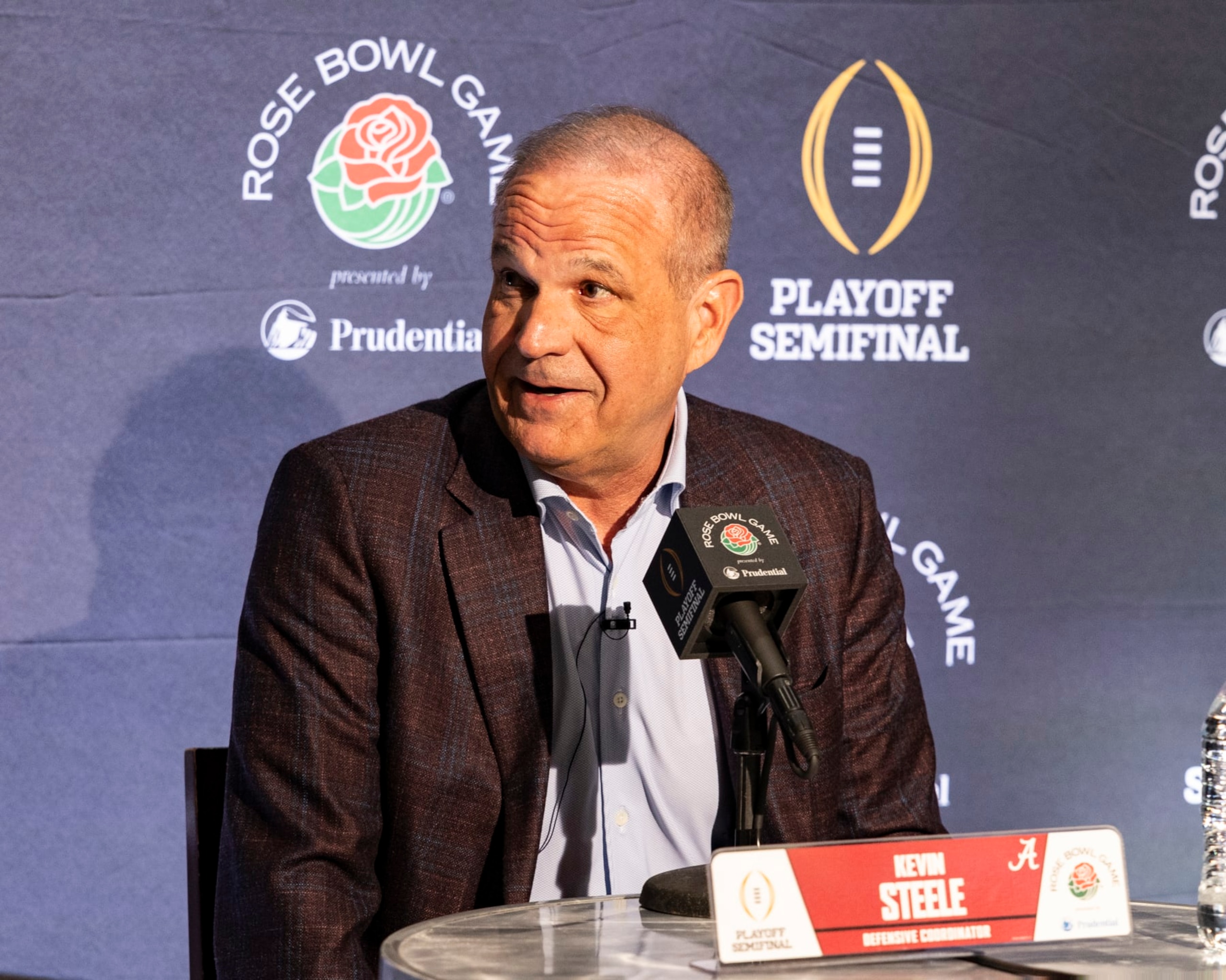 LOS ANGELES, CA - DECEMBER 29: University of Alabama Defensive coordinator Kevin Steele during a press conference prior to the Rose Bowl at the Sheraton Grand on December 29, 2023 in Los Angeles, California. (Photo by Steve Limentani/ISI Photos/Getty Images) LOS ANGELES, CA - DECEMBER 29: University of Alabama Defensive coordinator Kevin Steele during a press conference prior to the Rose Bowl at the Sheraton Grand on December 29, 2023 in Los Angeles, California. (Photo by Steve Limentani/ISI Photos/Getty Images)
