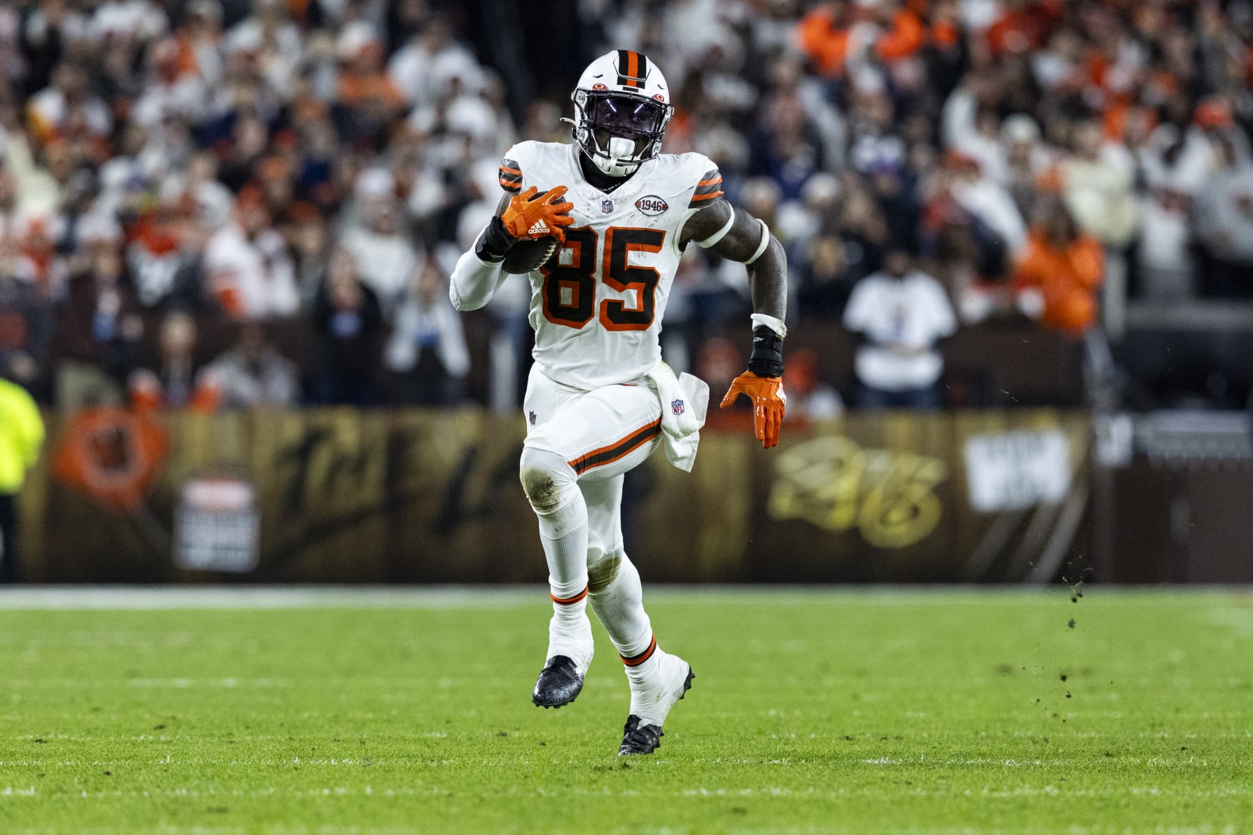 CLEVELAND, OHIO - DECEMBER 28: David Njoku #85 of the Cleveland Browns runs the ball during the game against the New York Jets at Cleveland Browns Stadium on December 28, 2023 in Cleveland, Ohio. The Browns beat the Jets 37-20. (Photo by Lauren Leigh Bacho/Getty Images)