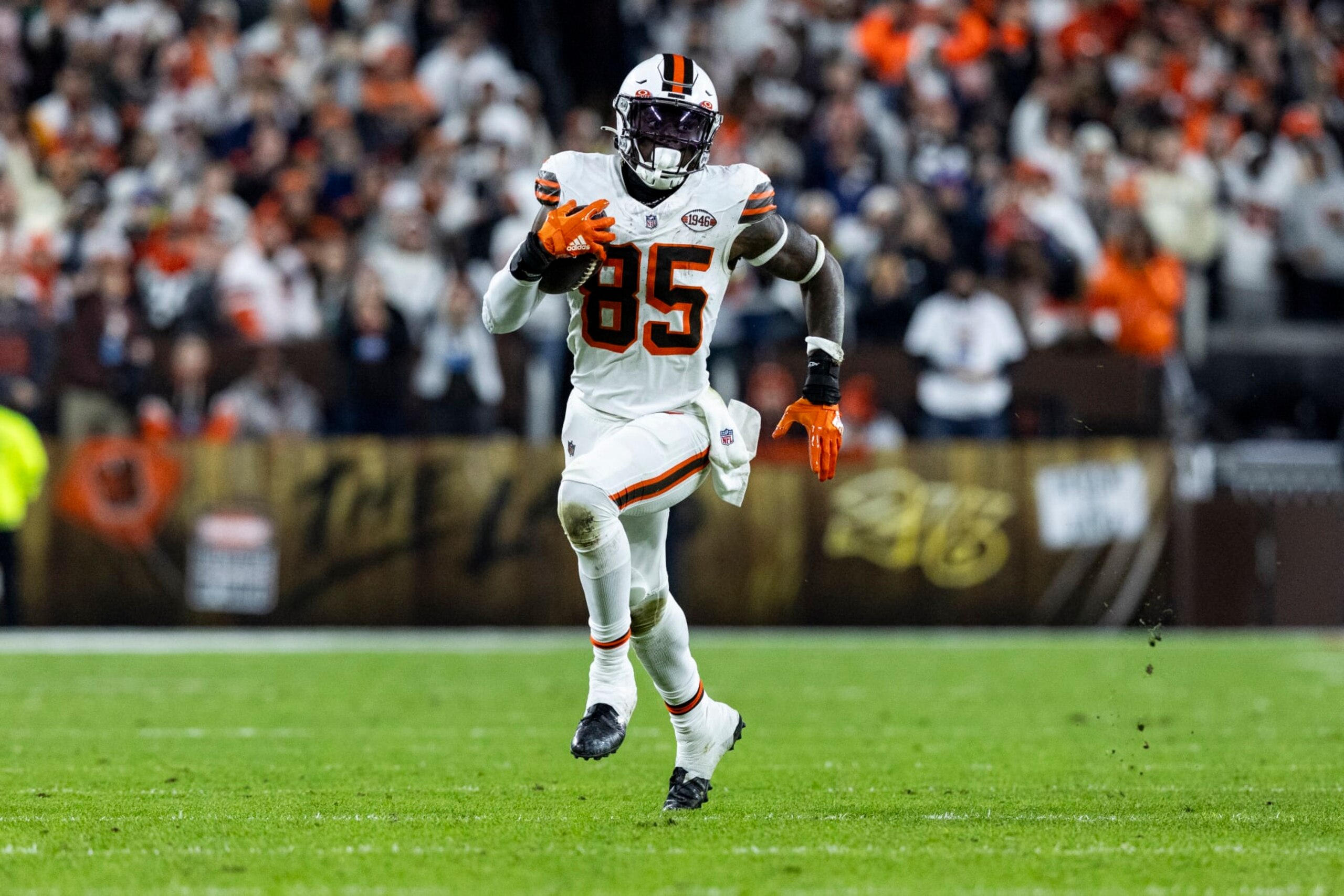 CLEVELAND, OHIO - DECEMBER 28: David Njoku #85 of the Cleveland Browns runs the ball during the game against the New York Jets at Cleveland Browns Stadium on December 28, 2023 in Cleveland, Ohio. The Browns beat the Jets 37-20. (Photo by Lauren Leigh Bacho/Getty Images)