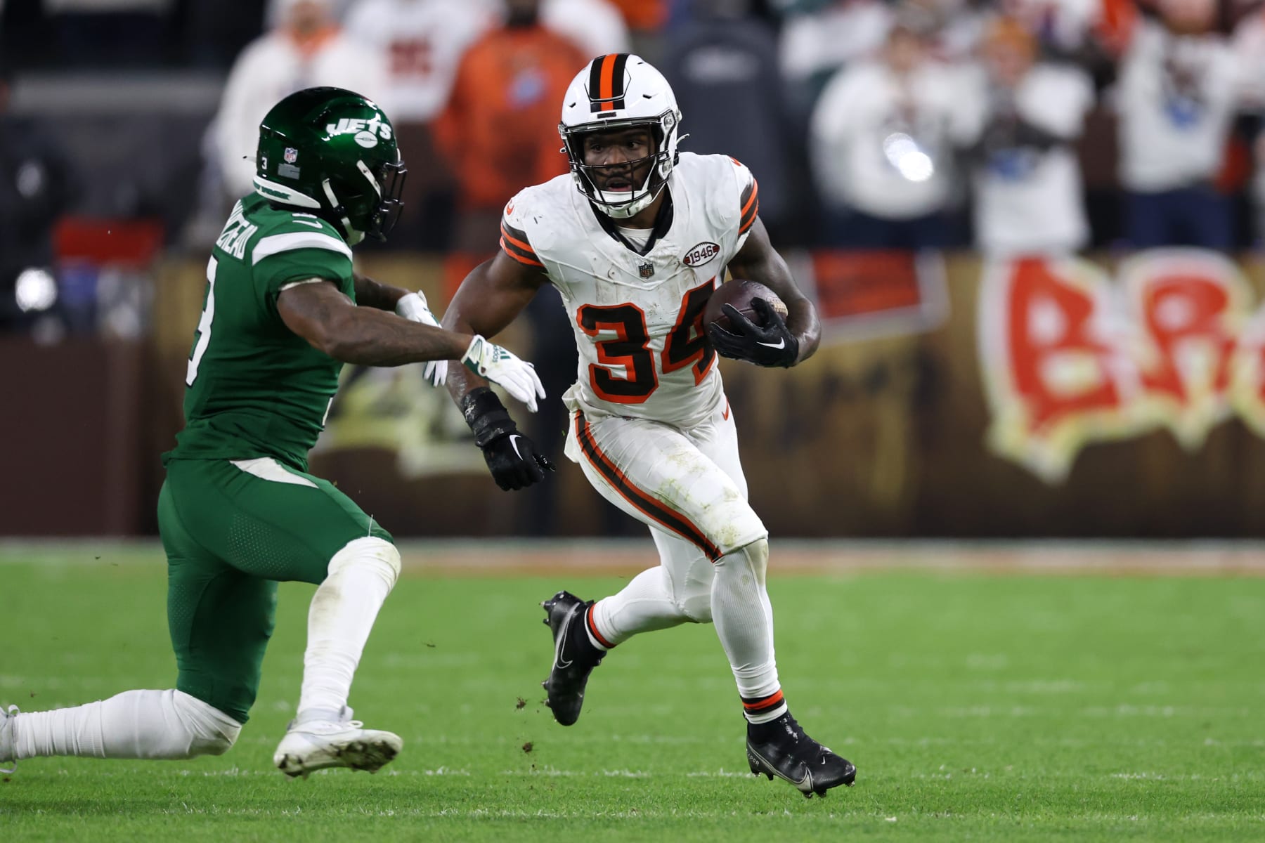CLEVELAND, OHIO - DECEMBER 28: Jerome Ford #34 runs the ball against the New York Jets at Cleveland Browns Stadium on December 28, 2023 in Cleveland, Ohio. (Photo by Gregory Shamus/Getty Images)