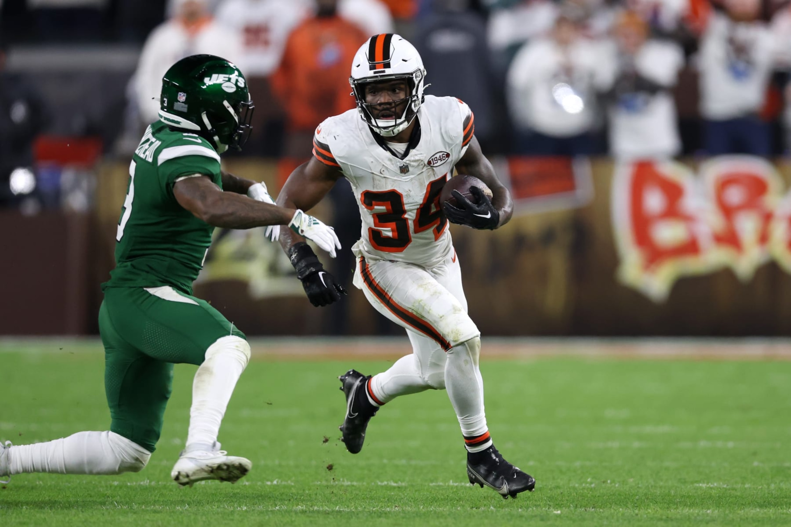 CLEVELAND, OHIO - DECEMBER 28: Jerome Ford #34 runs the ball against the New York Jets at Cleveland Browns Stadium on December 28, 2023 in Cleveland, Ohio. (Photo by Gregory Shamus/Getty Images)