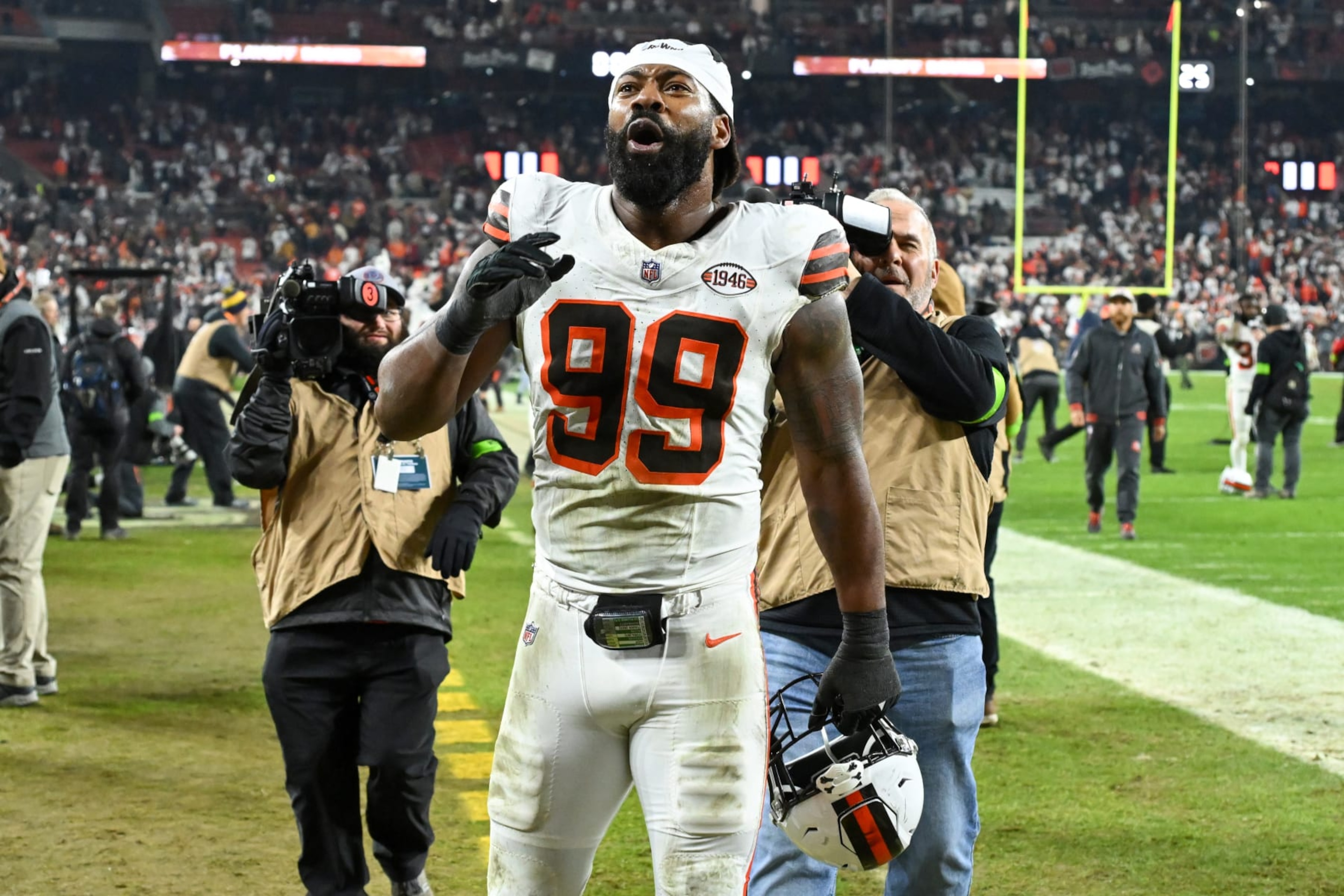 Browns edge Za'Dariis Smith Browns edge Za'Dariis Smith