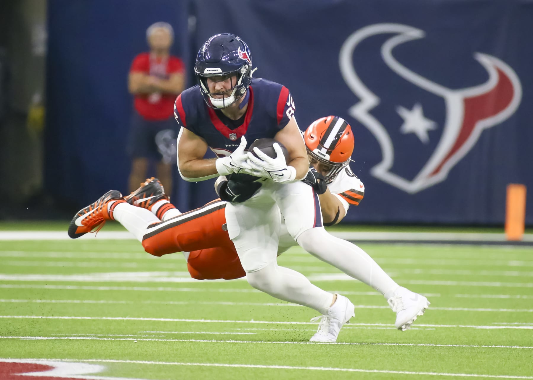 HOUSTON, TX - DECEMBER 24: Cleveland Browns linebacker Sione Takitaki (44) dives to tackle Houston Texans tight end Dalton Schultz (86) in the second quarter during the NFL game between the Cleveland Browns and Houston Texans at NRG Stadium on December 24, 2023 in Houston, Texas. (Photo by Leslie Plaza Johnson/Icon Sportswire via Getty Images) HOUSTON, TX - DECEMBER 24: Cleveland Browns linebacker Sione Takitaki (44) dives to tackle Houston Texans tight end Dalton Schultz (86) in the second quarter during the NFL game between the Cleveland Browns and Houston Texans at NRG Stadium on December 24, 2023 in Houston, Texas. (Photo by Leslie Plaza Johnson/Icon Sportswire via Getty Images)