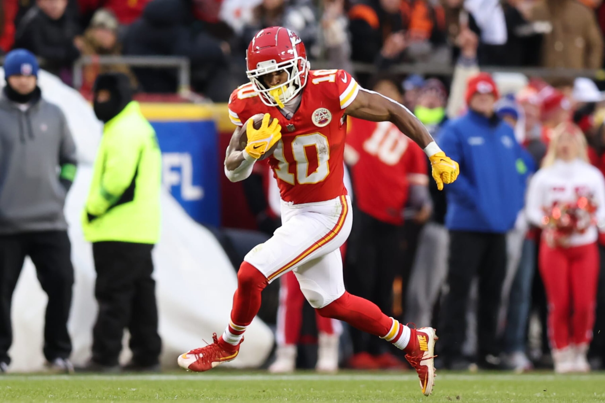 KANSAS CITY, MO - DECEMBER 31: Kansas City Chiefs running back Isiah Pacheco (10) breaks loose for a long run in the first quarter of an NFL game between the Cincinnati Bengals and Kansas City Chiefs on Dec 31, 2023 at GEHA Field at Arrowhead Stadium in Kansas City, MO. (Photo by Scott Winters/Icon Sportswire via Getty Images)