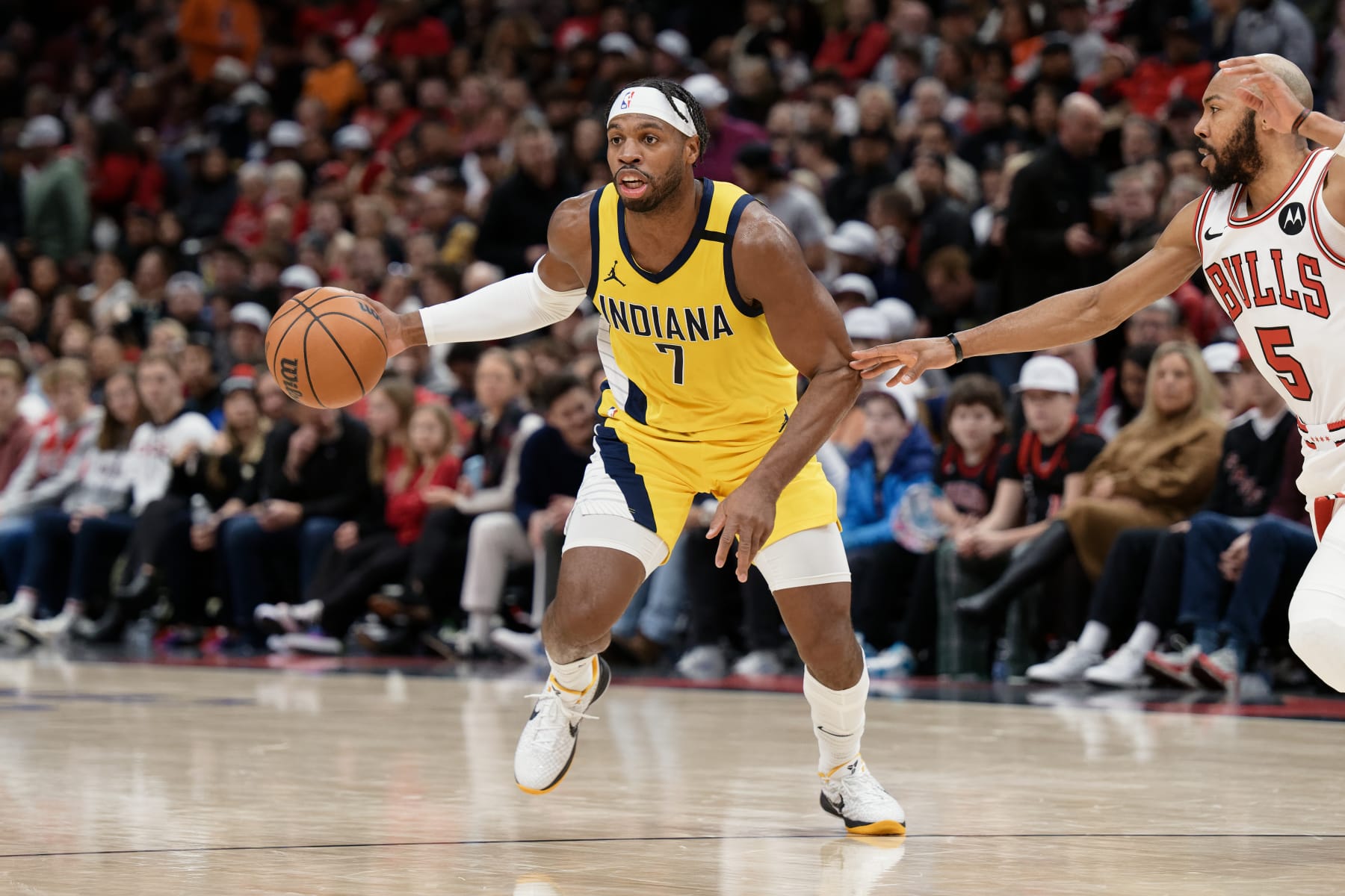 CHICAGO, ILLINOIS - DECEMBER 28:  Buddy Hield #7 of the Indiana Pacers controls the ball against the Chicago Bulls on December 28, 2023 at United Center in Chicago, Illinois.   NOTE TO USER: User expressly acknowledges and agrees that, by downloading and or using this photograph, User is consenting to the terms and conditions of the Getty Images License Agreement.  (Photo by Jamie Sabau/Getty Images)