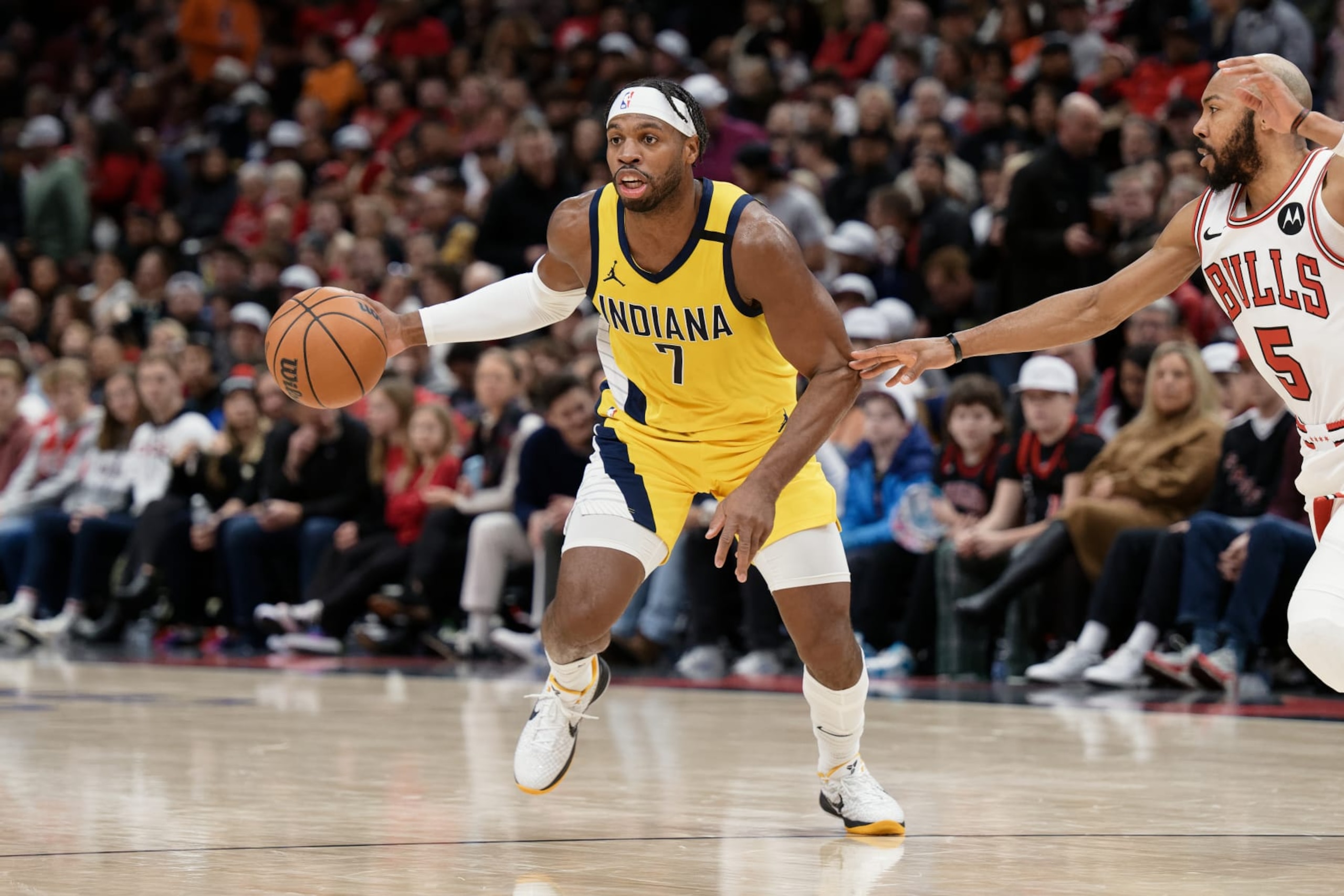 CHICAGO, ILLINOIS - DECEMBER 28:  Buddy Hield #7 of the Indiana Pacers controls the ball against the Chicago Bulls on December 28, 2023 at United Center in Chicago, Illinois.   NOTE TO USER: User expressly acknowledges and agrees that, by downloading and or using this photograph, User is consenting to the terms and conditions of the Getty Images License Agreement.  (Photo by Jamie Sabau/Getty Images)