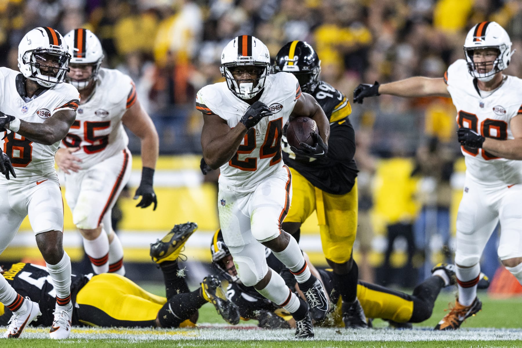 PITTSBURGH, PENNSYLVANIA - SEPTEMBER 18: Nick Chubb #24 of the Cleveland Browns runs the ball during the game against the Pittsburgh Steelers at Acrisure Stadium on September 18, 2023 in Pittsburgh, Pennsylvania. The Steelers beat the Browns 26-22. (Photo by Lauren Leigh Bacho/Getty Images)