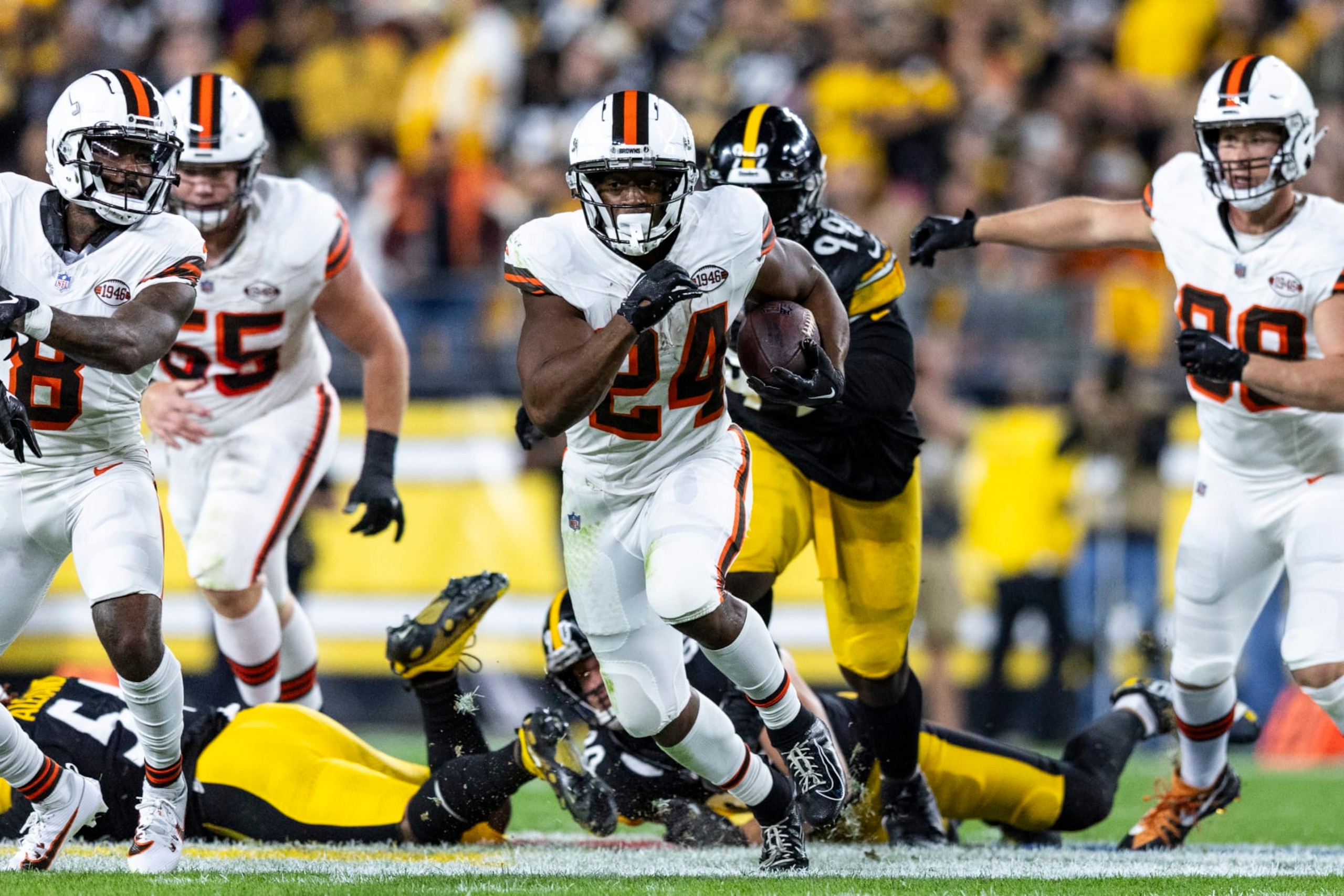 PITTSBURGH, PENNSYLVANIA - SEPTEMBER 18: Nick Chubb #24 of the Cleveland Browns runs the ball during the game against the Pittsburgh Steelers at Acrisure Stadium on September 18, 2023 in Pittsburgh, Pennsylvania. The Steelers beat the Browns 26-22. (Photo by Lauren Leigh Bacho/Getty Images)