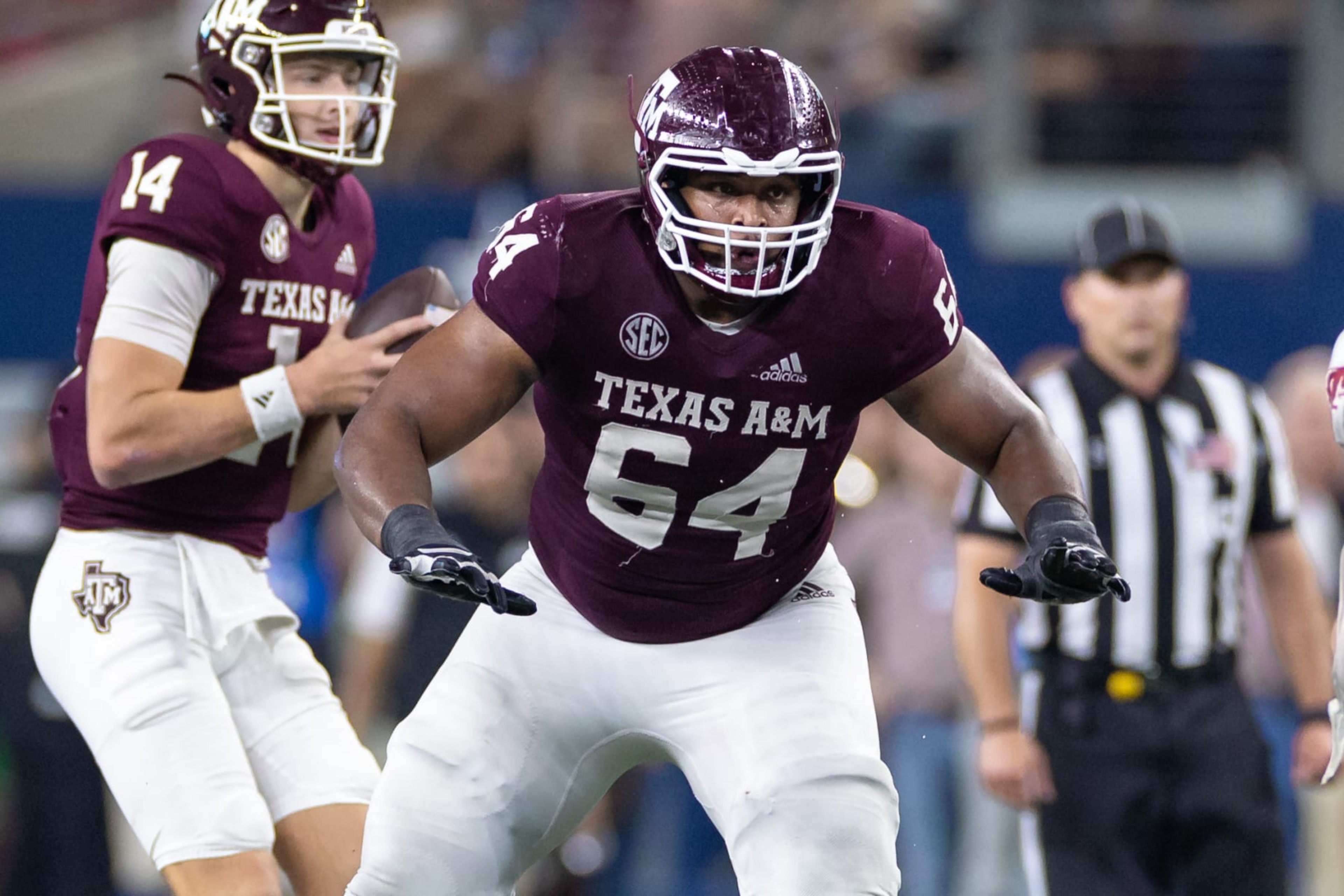 ARLINGTON, TX - SEPTEMBER 24: Texas A&M Aggies offensive guard Layden Robinson (#64) blocks during the Southwest Classic college football game between the Texas A&M Aggies and the Arkansas Razorbacks on September 24, 2022 at AT&T Stadium in Arlington, TX. (Photo by Matthew Visinsky/Icon Sportswire via Getty Images) ARLINGTON, TX - SEPTEMBER 24: Texas A&M Aggies offensive guard Layden Robinson (#64) blocks during the Southwest Classic college football game between the Texas A&M Aggies and the Arkansas Razorbacks on September 24, 2022 at AT&T Stadium in Arlington, TX. (Photo by Matthew Visinsky/Icon Sportswire via Getty Images)