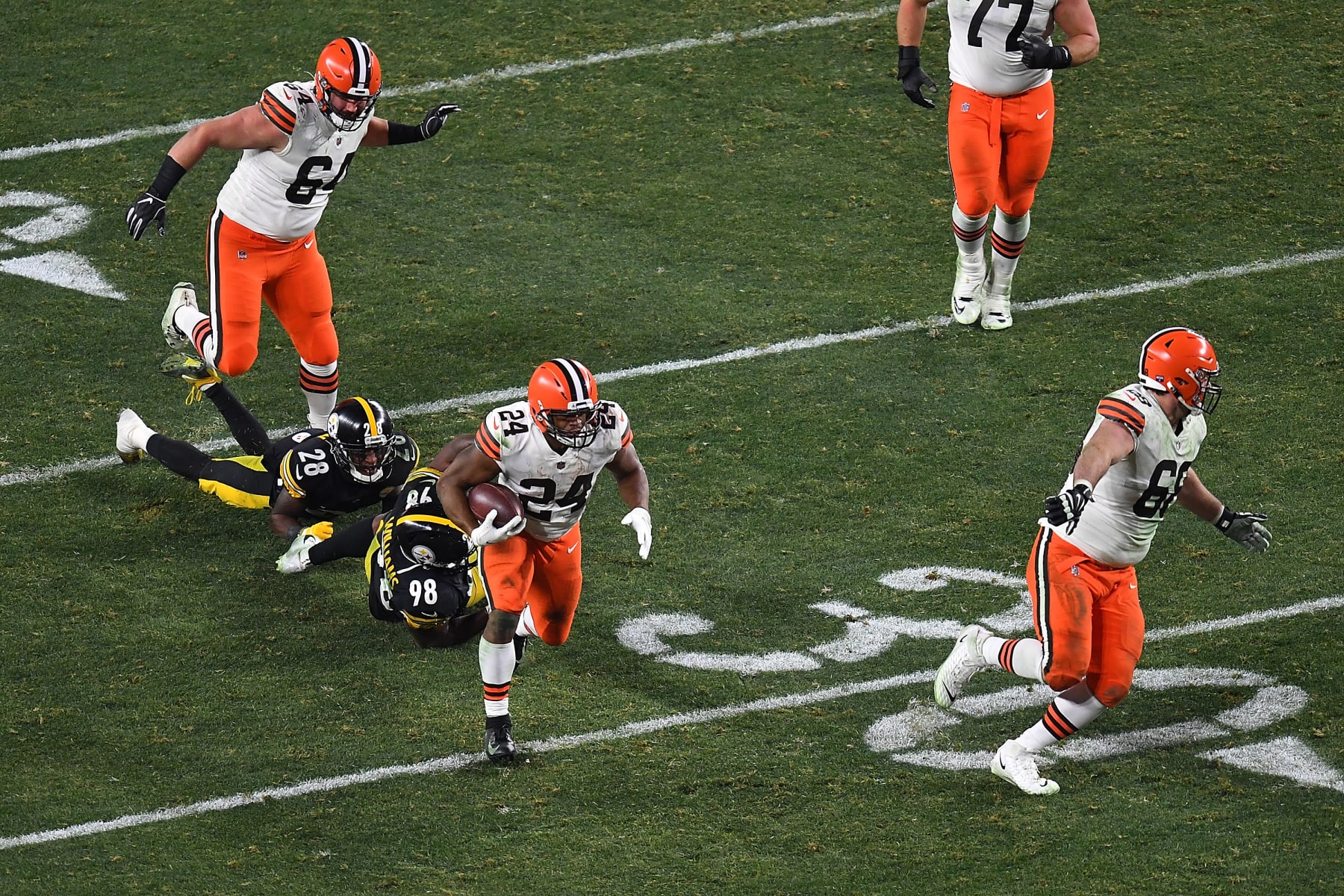 PITTSBURGH, PENNSYLVANIA - JANUARY 10: Nick Chubb #24 of the Cleveland Browns rushes for a touchdown during the second half of the AFC Wild Card Playoff game against the Pittsburgh Steelers at Heinz Field on January 10, 2021 in Pittsburgh, Pennsylvania. (Photo by Joe Sargent/Getty Images)
