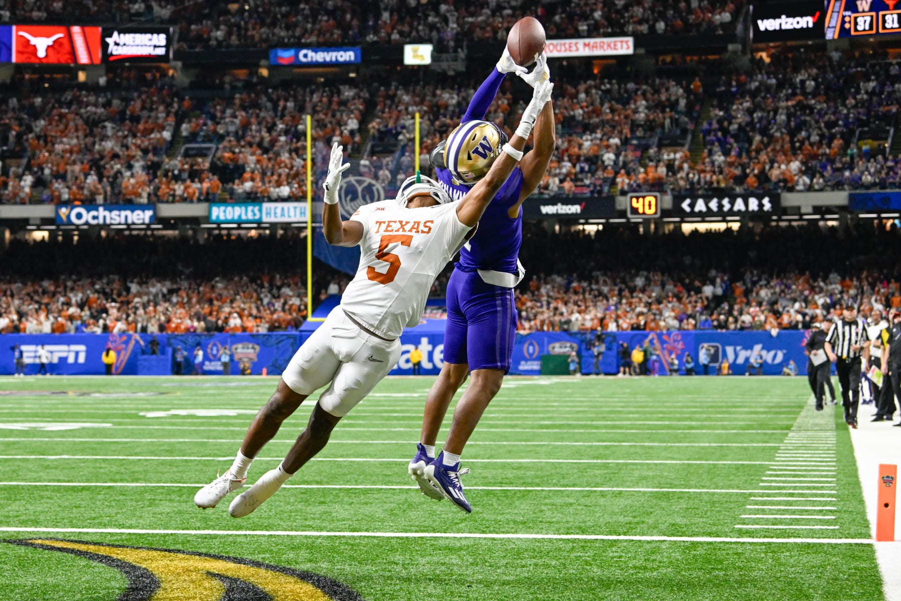 NEW ORLEANS, LA - JANUARY 01: Texas Longhorns wide receiver Adonai Mitchell (5) fights for a pass to the endzone with Washington Huskies cornerback Jabbar Muhammad (1)during the Semifinal All State Sugar Bowl football game between the Texas Longhorns and Washington Huskies at the Caesars Superdome on January 1, 2024 in New Orleans Louisiana. (Photo by Ken Murray/Icon Sportswire via Getty Images)