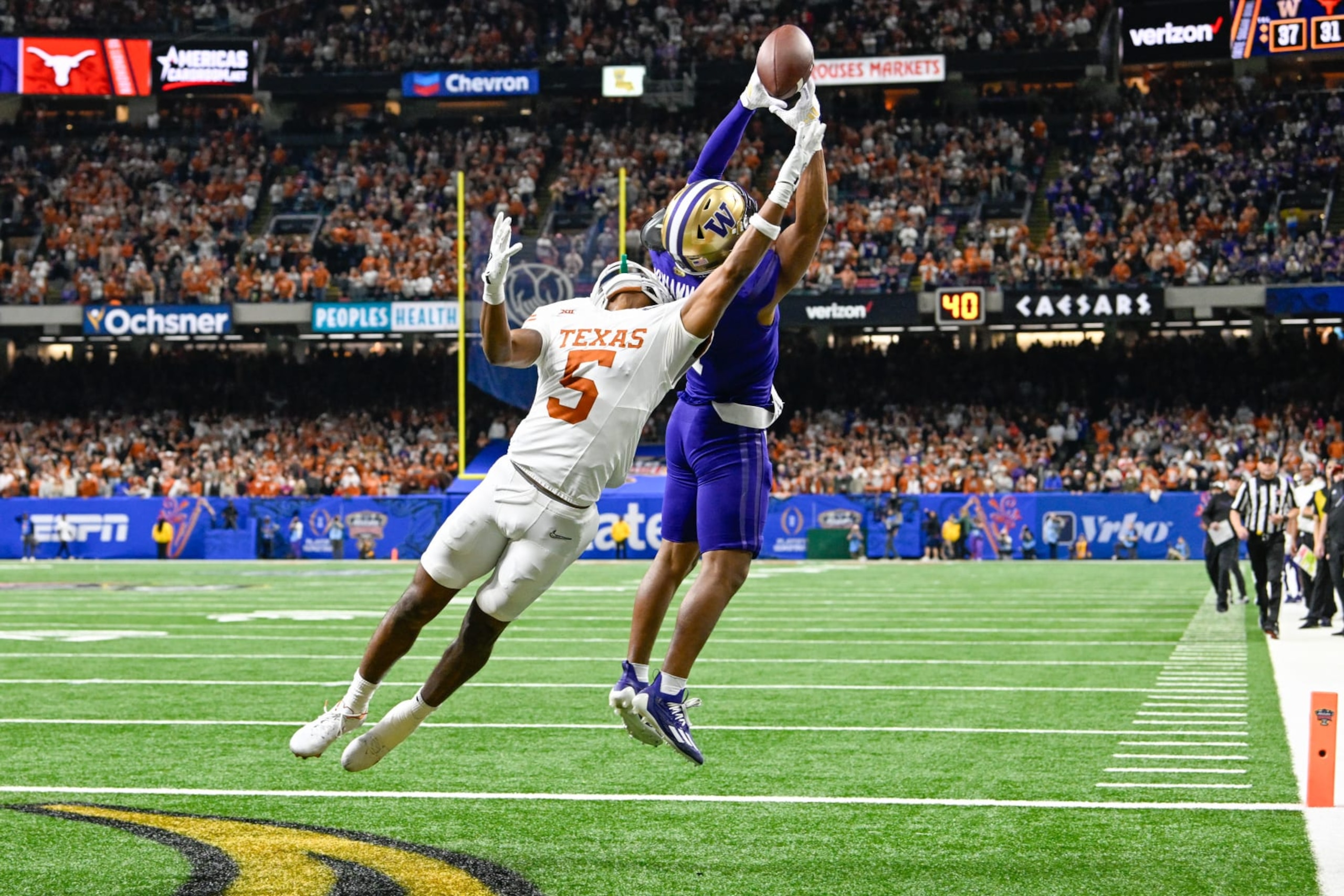 NEW ORLEANS, LA - JANUARY 01: Texas Longhorns wide receiver Adonai Mitchell (5) fights for a pass to the endzone with Washington Huskies cornerback Jabbar Muhammad (1)during the Semifinal All State Sugar Bowl football game between the Texas Longhorns and Washington Huskies at the Caesars Superdome on January 1, 2024 in New Orleans Louisiana. (Photo by Ken Murray/Icon Sportswire via Getty Images)