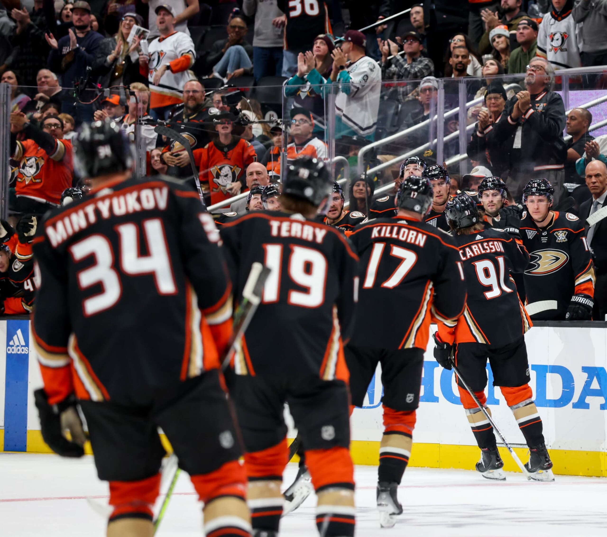 ANAHEIM, CA - NOVEMBER 10: Leo Carlsson #91 of the Anaheim Ducks celebrates his goal with teammates during the third period against the Philadelphia Flyers at Honda Center on November 10, 2023 in Anaheim, California. (Photo by Debora Robinson/NHLI via Getty Images) ANAHEIM, CA - NOVEMBER 10: Leo Carlsson #91 of the Anaheim Ducks celebrates his goal with teammates during the third period against the Philadelphia Flyers at Honda Center on November 10, 2023 in Anaheim, California. (Photo by Debora Robinson/NHLI via Getty Images)