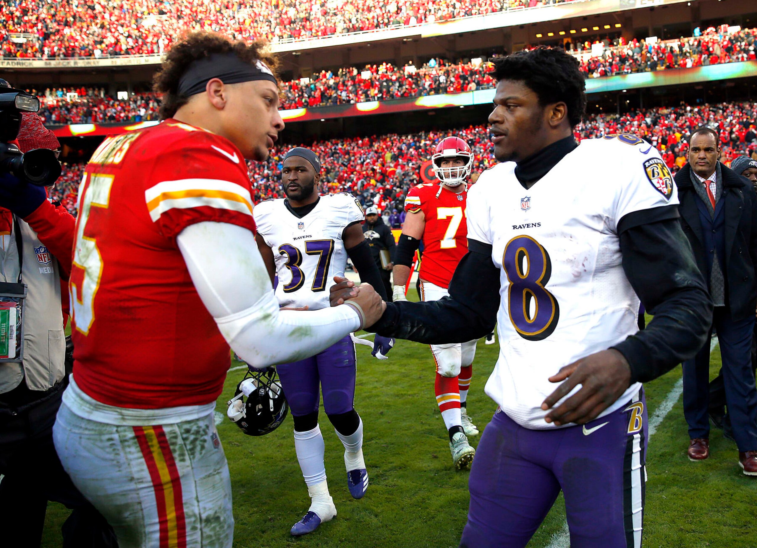 KANSAS CITY, MISSOURI - DECEMBER 09:  Quarterback Patrick Mahomes #15 of the Kansas City Chiefs shakes hands with quarterback Lamar Jackson #8 of the Baltimore Ravens after the Chiefs defeated the Ravens 27-24 in overtime to win the game at Arrowhead Stadium on December 09, 2018 in Kansas City, Missouri. (Photo by Jamie Squire/Getty Images)