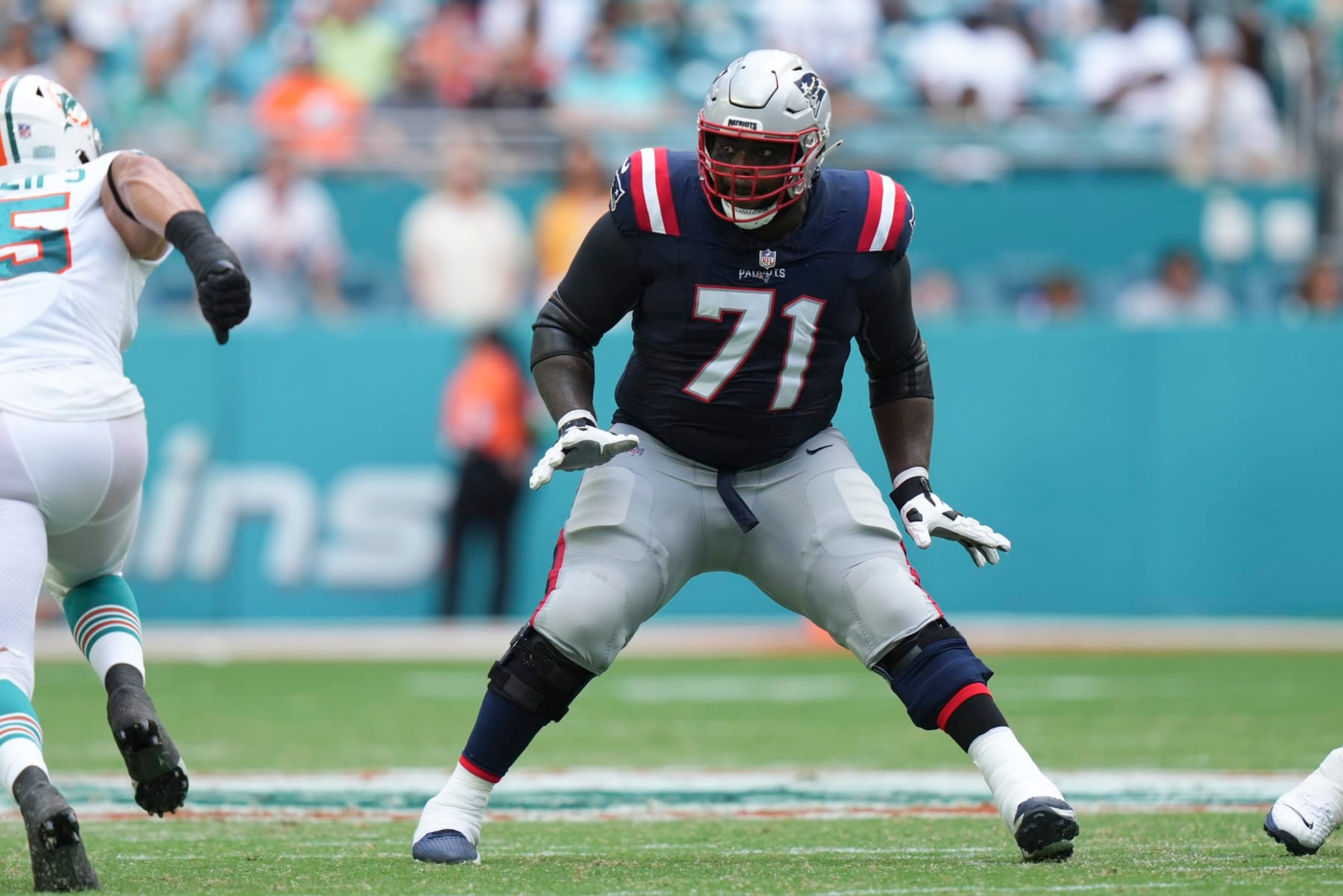 MIAMI GARDENS, FL - OCTOBER 29: New England Patriots guard Mike Onwenu (71) adjusts to block a rushing defensive player during the game between the New England Patriots and the Miami Dolphins on Sunday, October 29, 2023 at Hard Rock Stadium, Miami Gardens, Fla. (Photo by Peter Joneleit/Icon Sportswire via Getty Images) MIAMI GARDENS, FL - OCTOBER 29: New England Patriots guard Mike Onwenu (71) adjusts to block a rushing defensive player during the game between the New England Patriots and the Miami Dolphins on Sunday, October 29, 2023 at Hard Rock Stadium, Miami Gardens, Fla. (Photo by Peter Joneleit/Icon Sportswire via Getty Images)