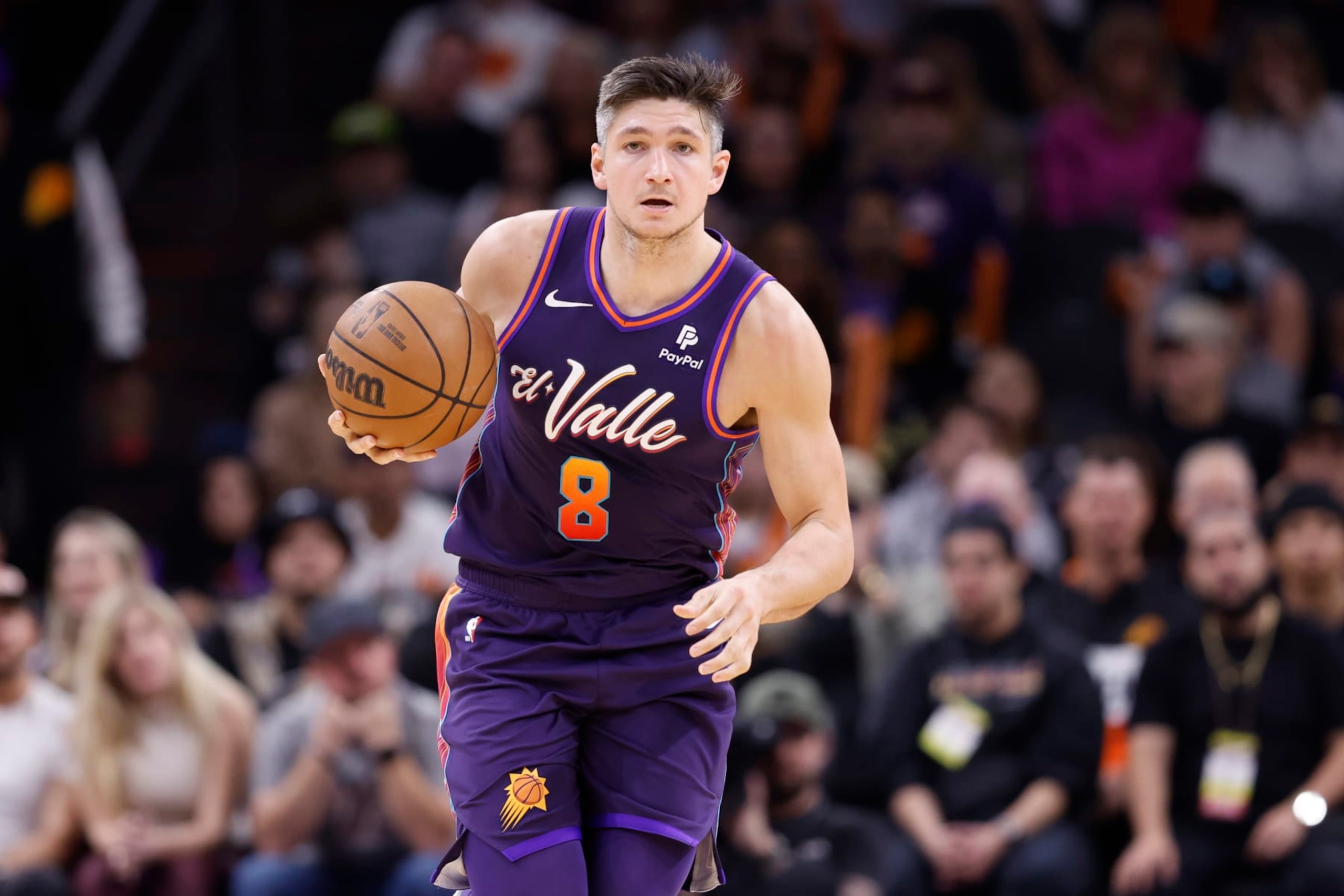 PHOENIX, ARIZONA - DECEMBER 17: Grayson Allen #8 of the Phoenix Suns controls the ball during the game against the Washington Wizards at Footprint Center on December 17, 2023 in Phoenix, Arizona. The Suns defeated the Wizards 112-108. NOTE TO USER: User expressly acknowledges and agrees that, by downloading and or using this photograph, User is consenting to the terms and conditions of the Getty Images License Agreement.  (Photo by Chris Coduto/Getty Images)