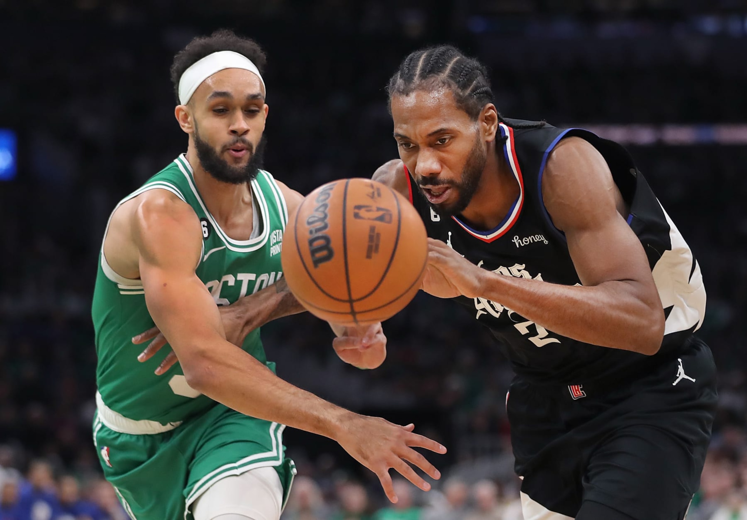 Boston, MA - December 29: Los Angeles Clippers SF Kawhi Leonard and Boston Celtics PG Derrick White chase after a loose ball. The Celtics defeated the Clippers, 116-110. (Photo by John Tlumacki/The Boston Globe via Getty Images)