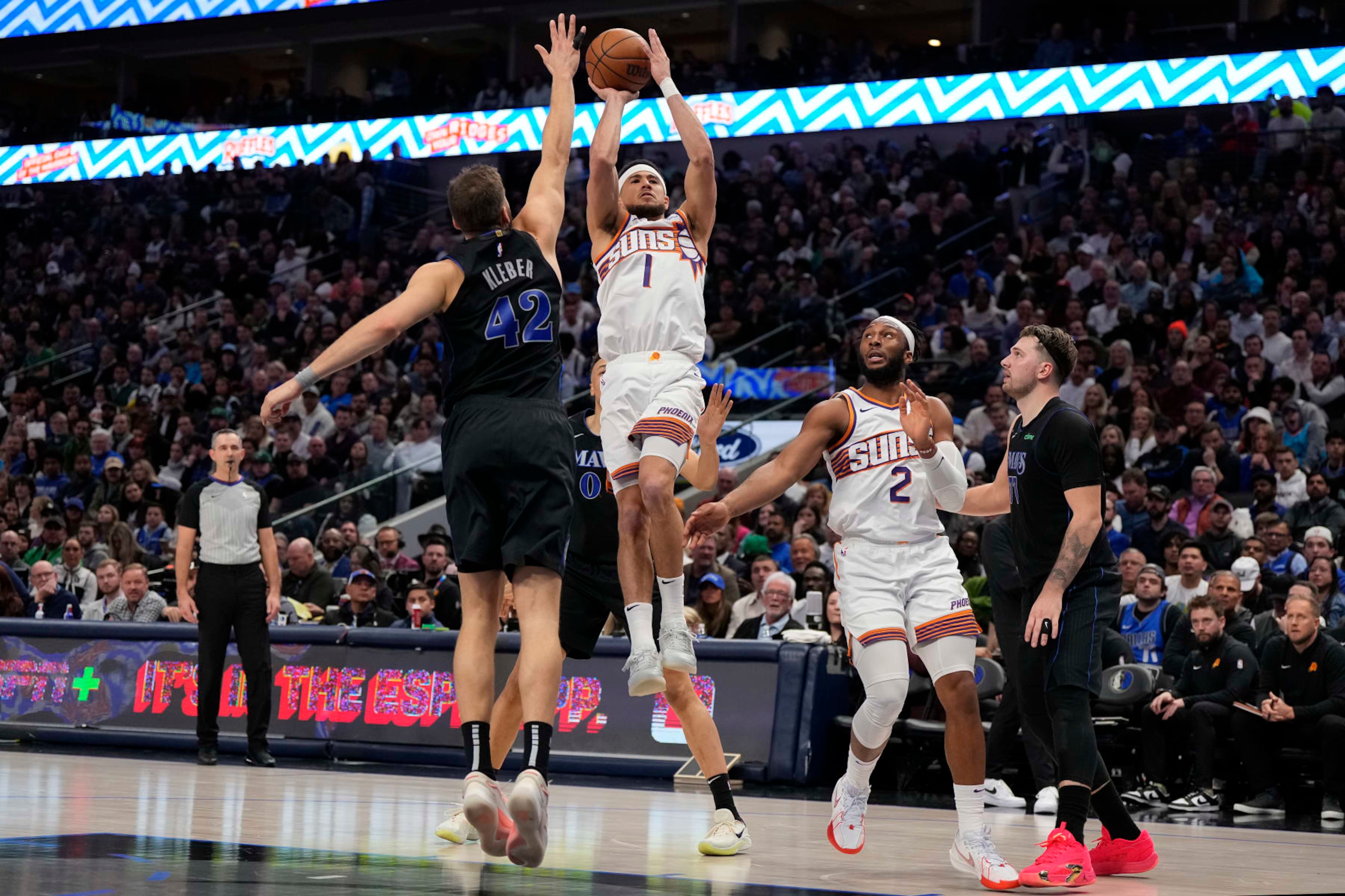 DALLAS, TEXAS - JANUARY 24: Devin Booker #1 of the Phoenix Suns shoots as Maxi Kleber #42 (L) of the Dallas Mavericks defends during the first half at American Airlines Center on January 24, 2024 in Dallas, Texas. NOTE TO USER: User expressly acknowledges and agrees that, by downloading and or using this photograph, User is consenting to the terms and conditions of the Getty Images License Agreement. (Photo by Sam Hodde/Getty Images) DALLAS, TEXAS - JANUARY 24: Devin Booker #1 of the Phoenix Suns shoots as Maxi Kleber #42 (L) of the Dallas Mavericks defends during the first half at American Airlines Center on January 24, 2024 in Dallas, Texas. NOTE TO USER: User expressly acknowledges and agrees that, by downloading and or using this photograph, User is consenting to the terms and conditions of the Getty Images License Agreement. (Photo by Sam Hodde/Getty Images)