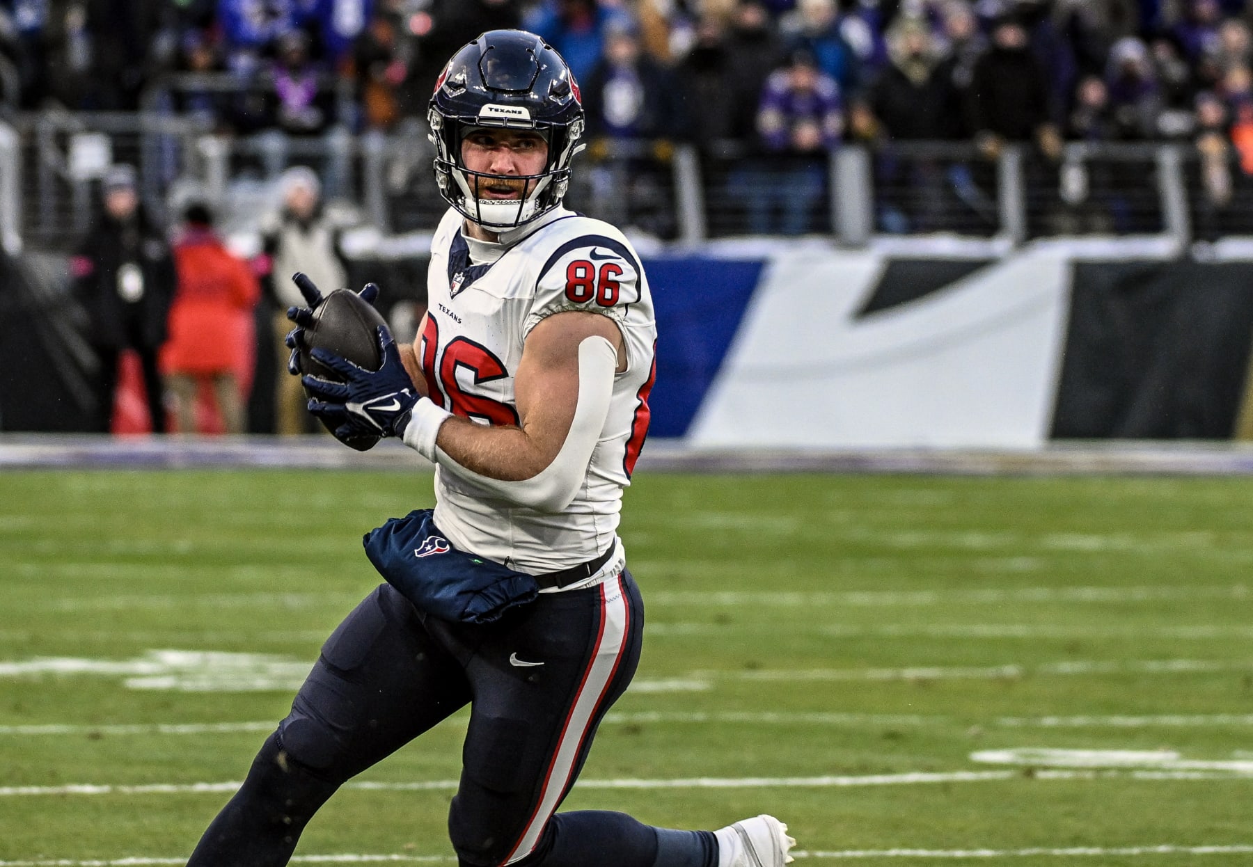 BALTIMORE, MD - JANUARY 20:  Houston Texans tight end Dalton Schultz (86) makes a reception during the Houston Texans game versus the Baltimore Ravens in the AFC Divisional Playoffs on January 20, 2024 at M&T Bank Stadium in Baltimore, MD.  (Photo by Mark Goldman/Icon Sportswire via Getty Images)