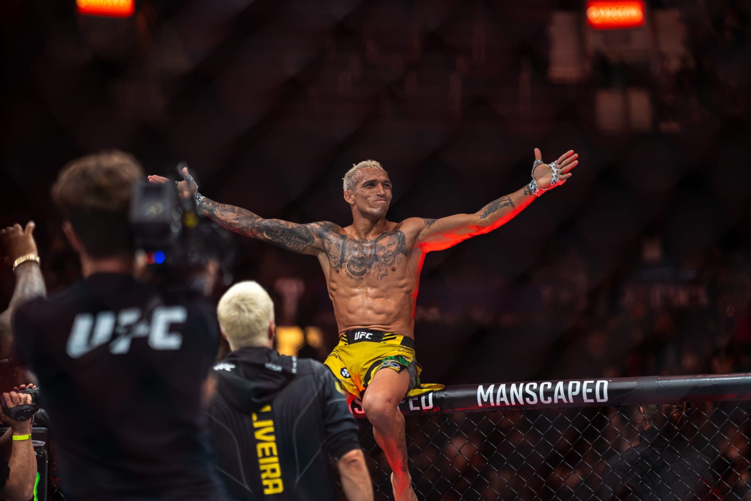 Charles Oliveira celebrates his victory over Beneil Dariush