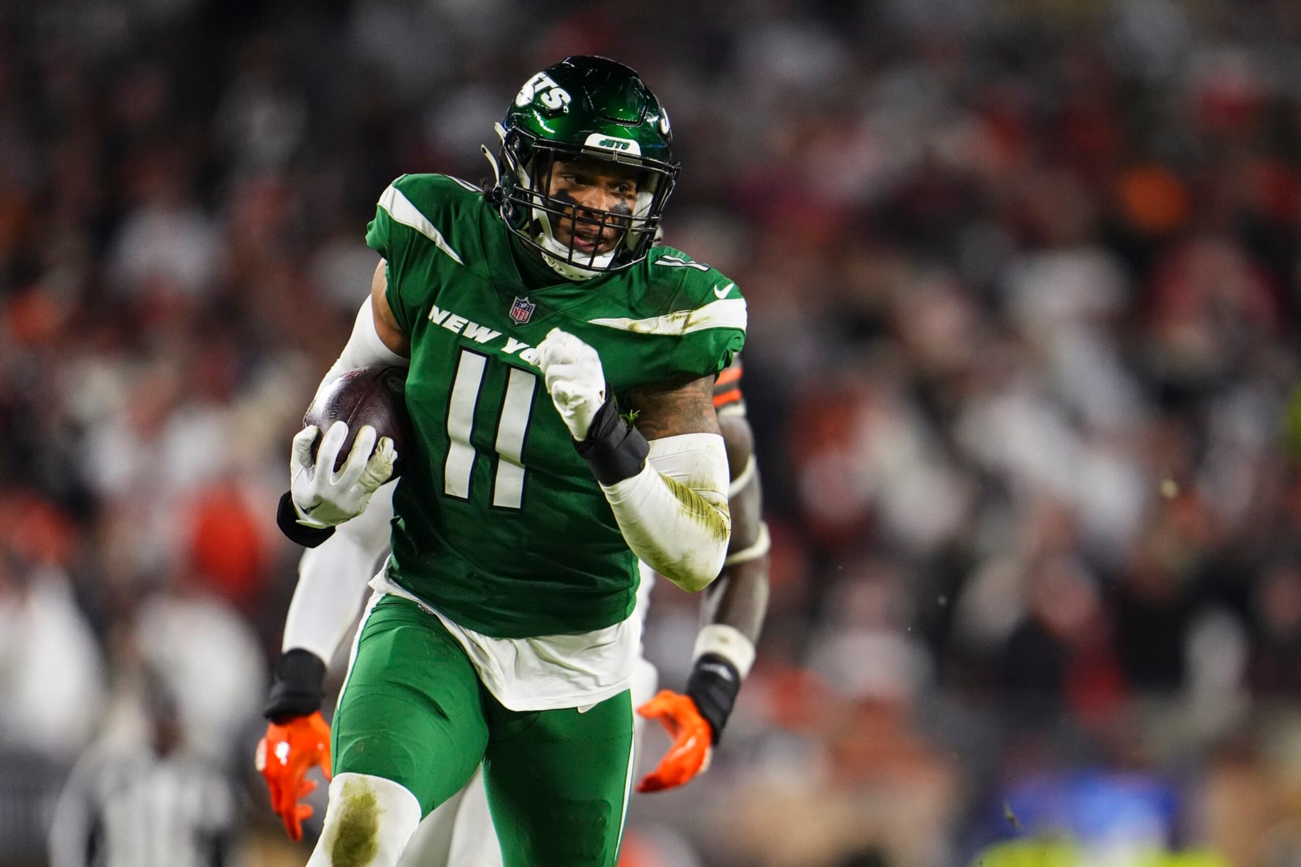 CLEVELAND, OH - DECEMBER 28: Jermaine Johnson #11 of the New York Jets runs the ball during an NFL football game against the Cleveland Browns at Cleveland Browns Stadium on December 28, 2023 in Cleveland, Ohio. (Photo by Cooper Neill/Getty Images) CLEVELAND, OH - DECEMBER 28: Jermaine Johnson #11 of the New York Jets runs the ball during an NFL football game against the Cleveland Browns at Cleveland Browns Stadium on December 28, 2023 in Cleveland, Ohio. (Photo by Cooper Neill/Getty Images)