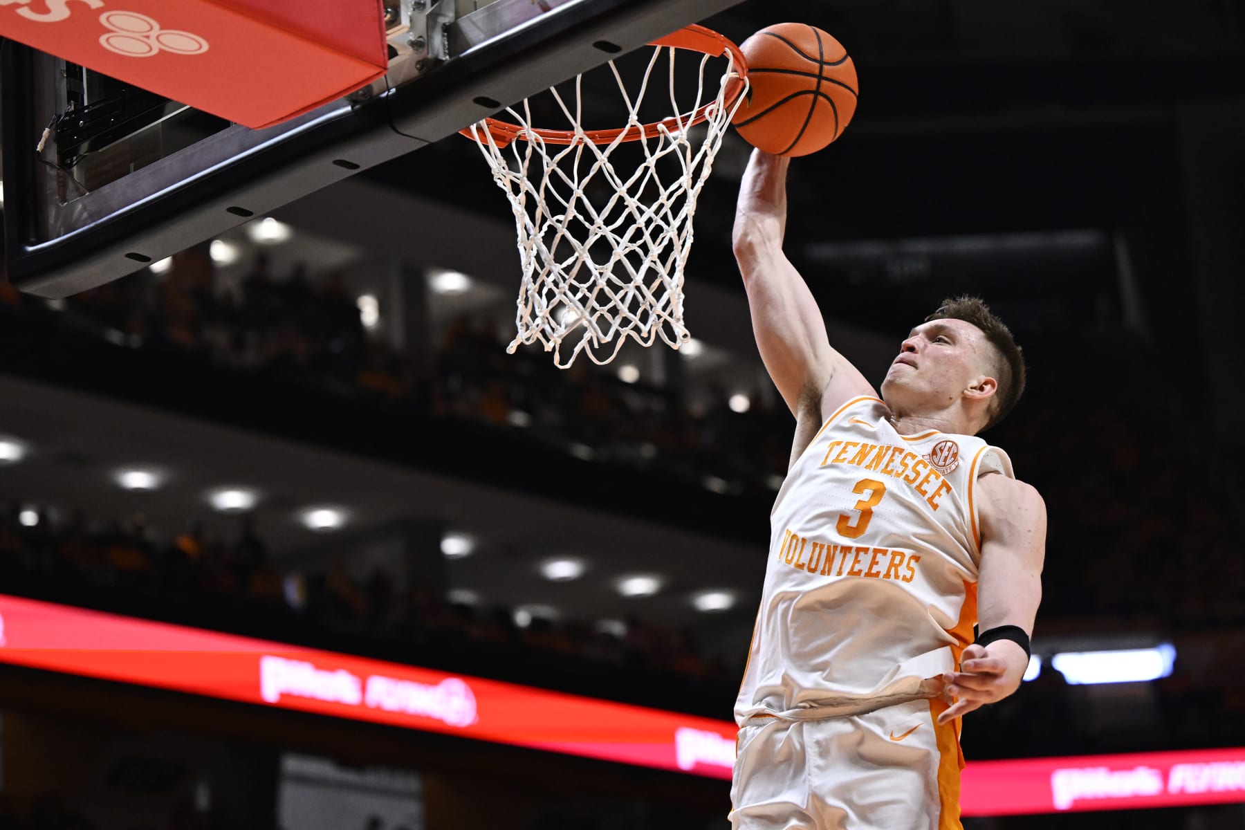 KNOXVILLE, TENNESSEE - JANUARY 20: Dalton Knecht #3 of the Tennessee Volunteers dunks against the Alabama Crimson Tide in the second half at Thompson-Boling Arena on January 20, 2024 in Knoxville, Tennessee. (Photo by Eakin Howard/Getty Images)