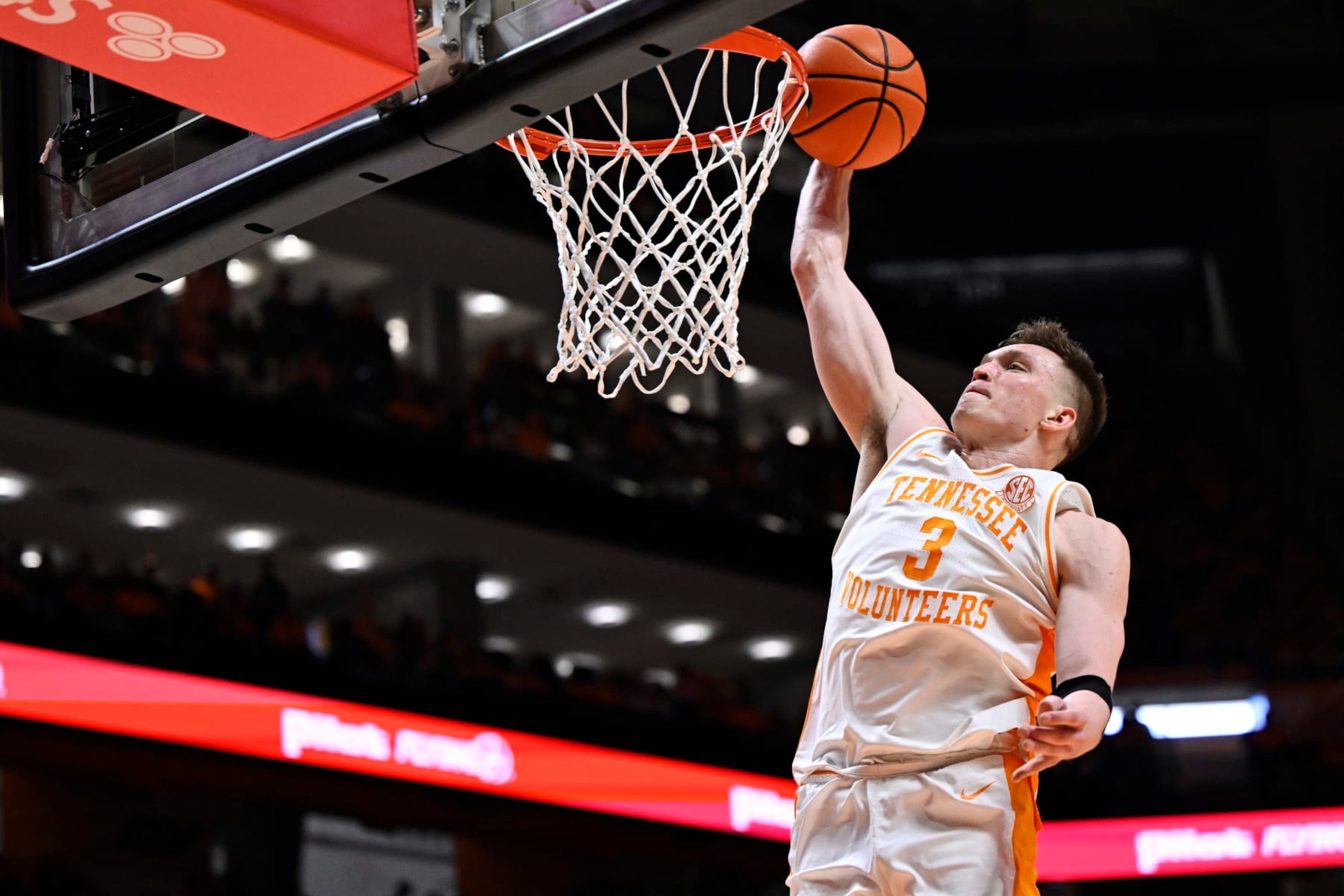 KNOXVILLE, TENNESSEE - JANUARY 20: Dalton Knecht #3 of the Tennessee Volunteers dunks against the Alabama Crimson Tide in the second half at Thompson-Boling Arena on January 20, 2024 in Knoxville, Tennessee. (Photo by Eakin Howard/Getty Images)