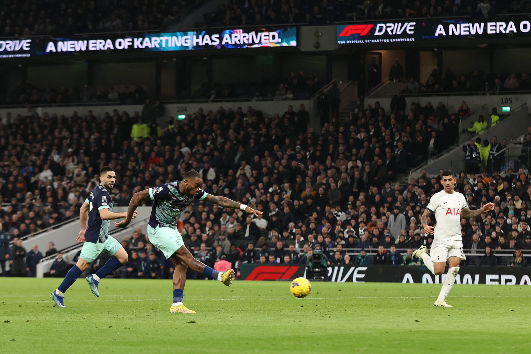 LONDON, ENGLAND - JANUARY 31: Ivan Toney of Brentford scores his team's second goal during the Premier League match between Tottenham Hotspur and Brentford FC at Tottenham Hotspur Stadium on January 31, 2024 in London, England. (Photo by Ryan Pierse/Getty Images)
