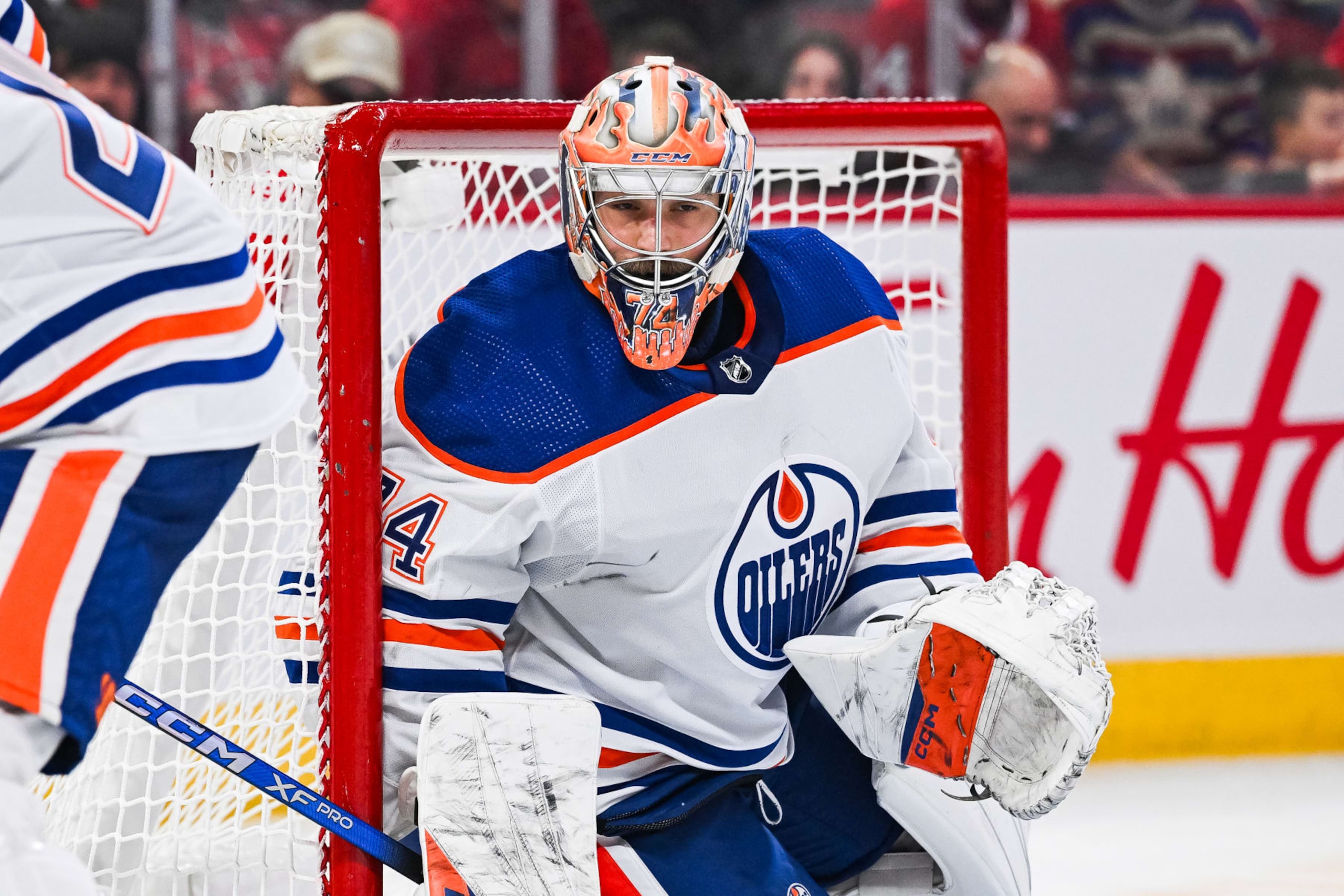 MONTREAL, QC - JANUARY 13: Edmonton Oilers goalie Stuart Skinner (74) tracks the play during the Edmonton oilers versus the Montreal Canadiens game on January 13, 2024, at Bell Centre in Montreal, QC (Photo by David Kirouac/Icon Sportswire via Getty Images)